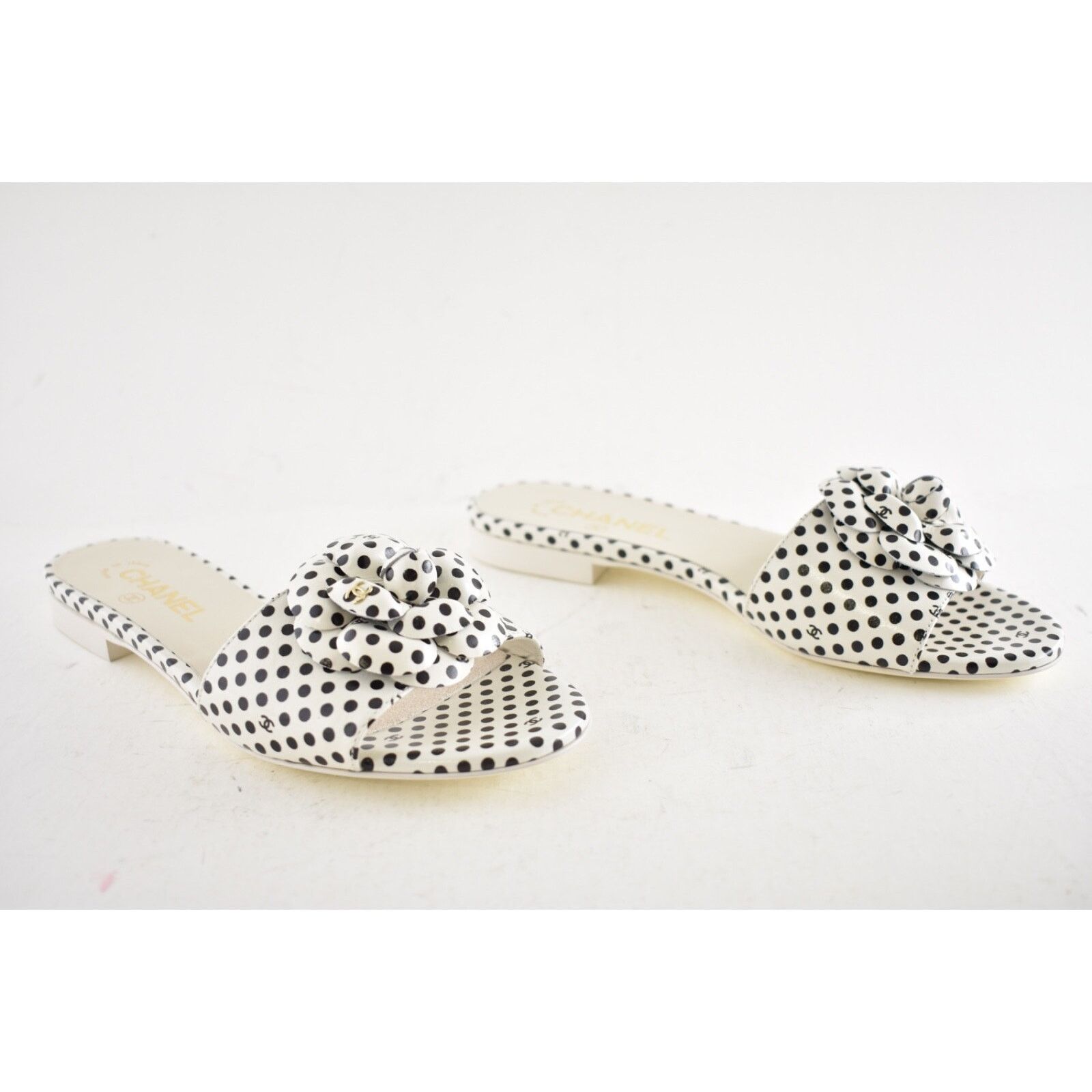 Chanel Chanel 24P Black White Camellia Flower Polka Dot CC Logo Size US 8 / IT 38 - 5 Thumbnail