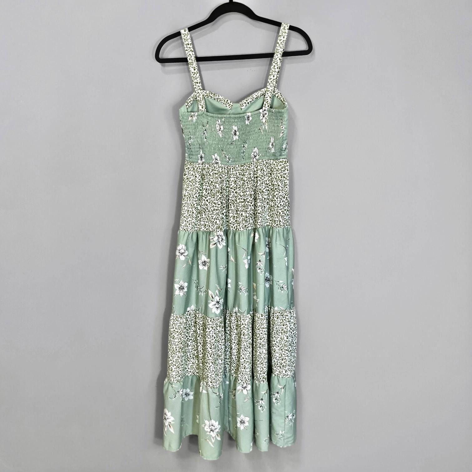 Designer Chic Floral Tiered Maxi Dress in Sage Green Size XS / US 0-2 / IT 36-38 - 2 Thumbnail