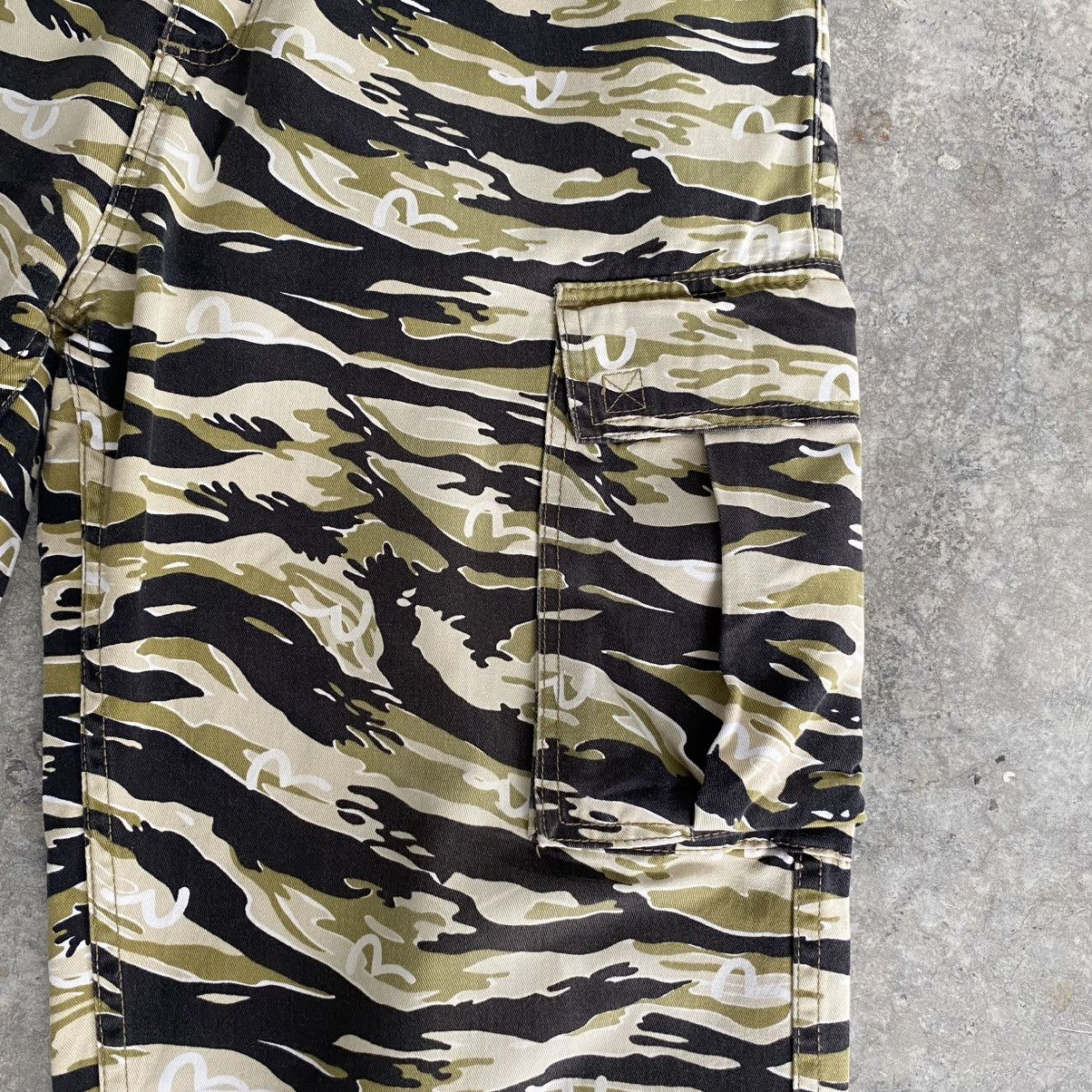 Evisu 2000’s Evisu Japan Camo Tiger Stripe Baggy Cargo Pants Size US 32 / EU 48 - 8 Thumbnail
