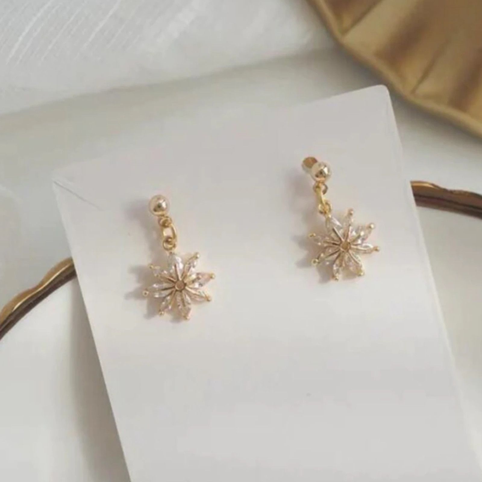 & Other Stories Skylier Shiny Star Crystal Gold Earrings Size ONE SIZE - 4 Thumbnail