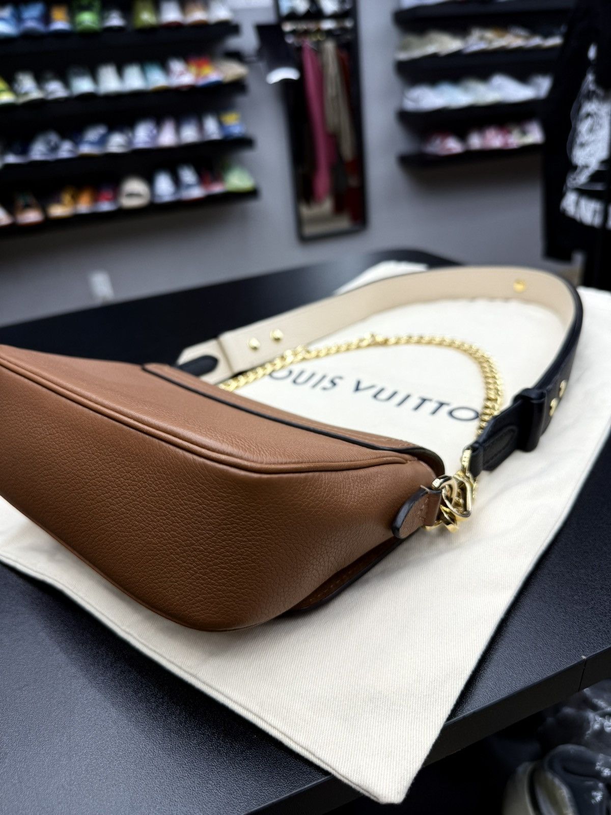 Louis Vuitton AUTHENTIC Louis Vuitton Lockme Tender Calfskin Leather Bag Size ONE SIZE - 9 Thumbnail