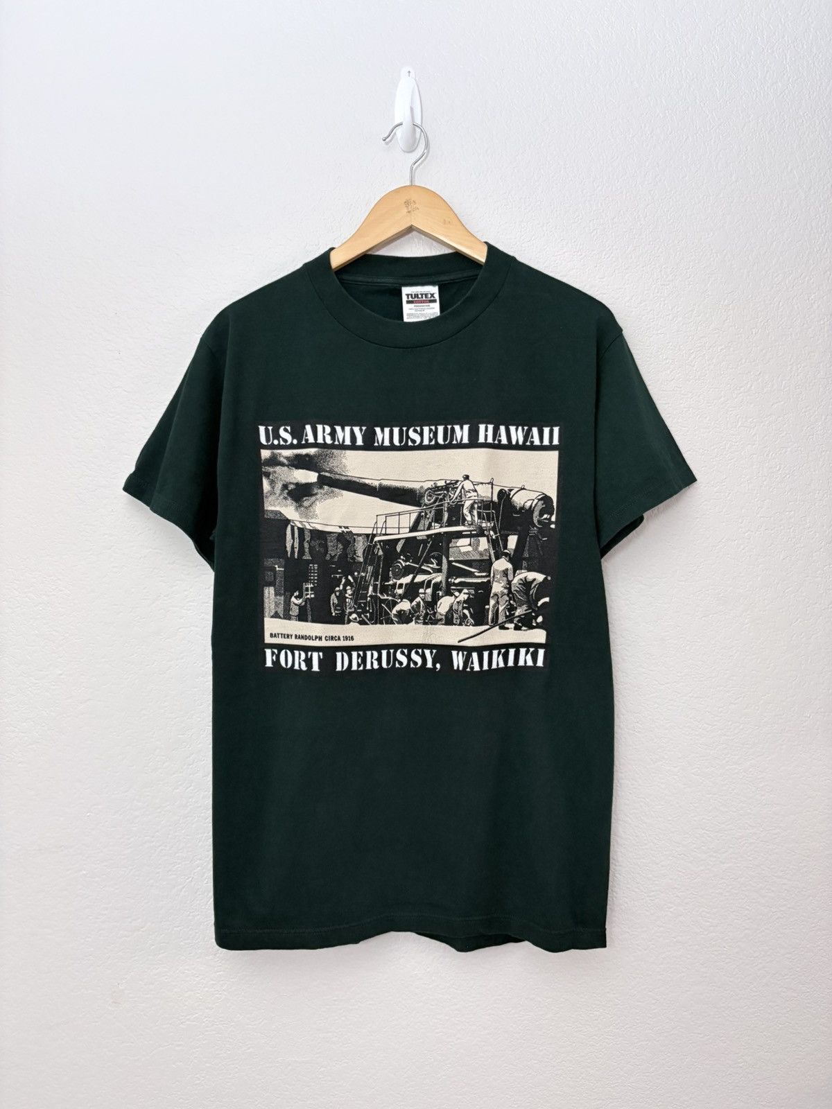 Vintage 90’s US Army Museum Fort Derussy, Hawaii Vintage Tultex Tee Size US L / EU 52-54 / 3 - 1 Thumbnail