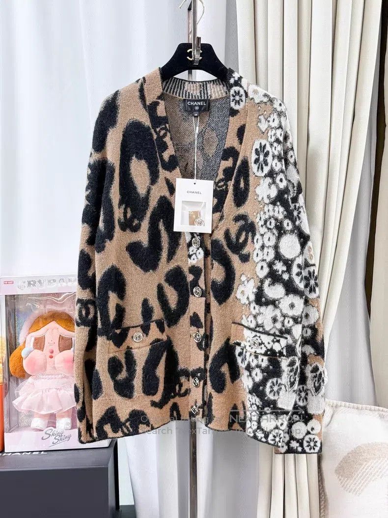 Chanel Chanel Black wool Mahai wool blend leopard print camellia Size XS / US 0-2 / IT 36-38 - 1 Thumbnail