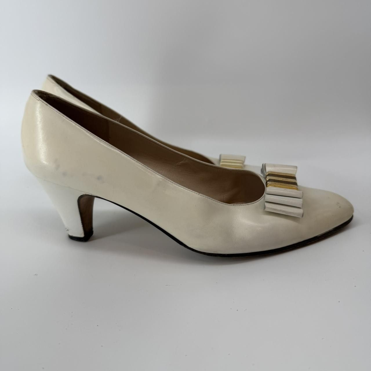 Salvatore Ferragamo Salvatore Ferragamo Beige Bow Pumps Heel Shoes 7.5 Vintage Size US 7.5 / IT 37.5 - 2 Thumbnail