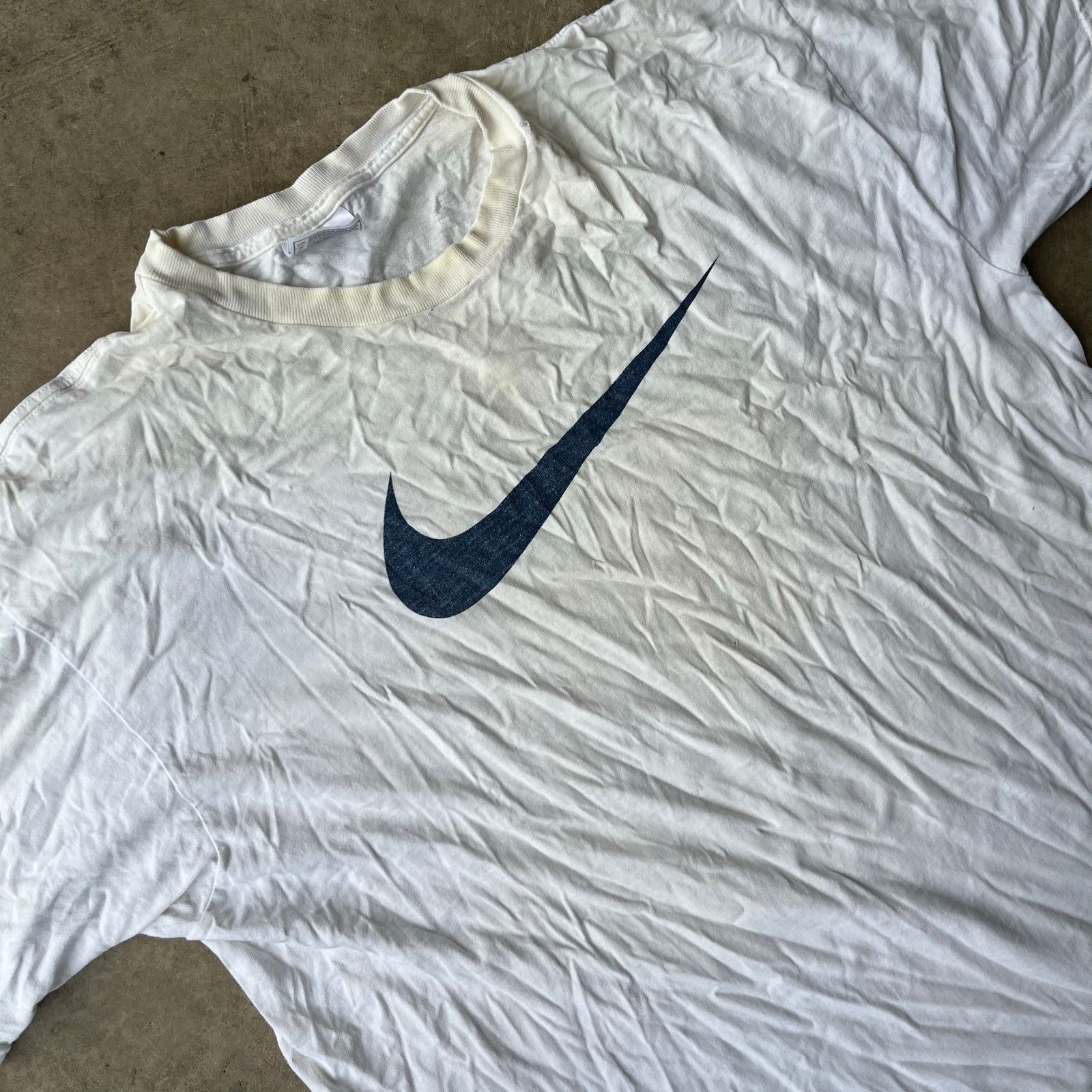 Vintage VINTAGE 90S NIKE BIG SWOOSH SHIRT TEE WHITE DISTRESSED XL Size US XL / EU 56 / 4 - 1 Thumbnail