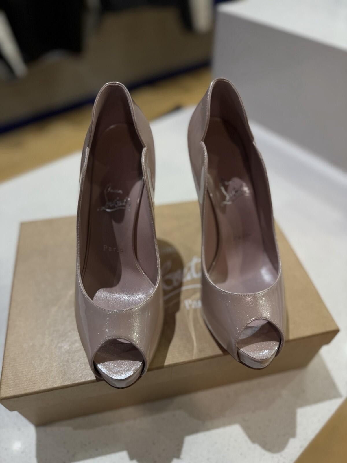 Christian Louboutin Christian Louboutin Alta Paten Scallop Peep Toe Pump 39.5EU Size US 9.5 / IT 39.5 - 6 Thumbnail
