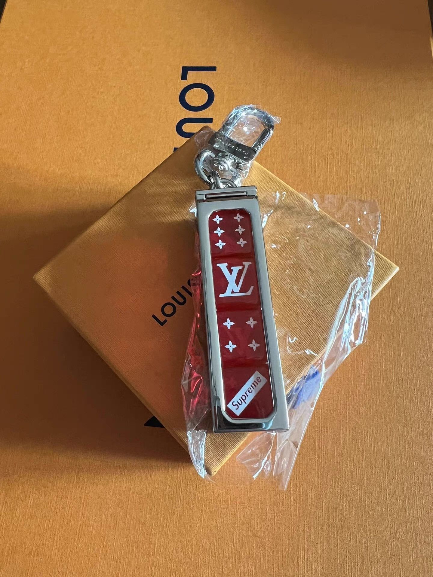 Louis Vuitton Louis Vuitton x Supreme Dice Keychain Red Dice Q14 Size ONE SIZE - 2 Thumbnail