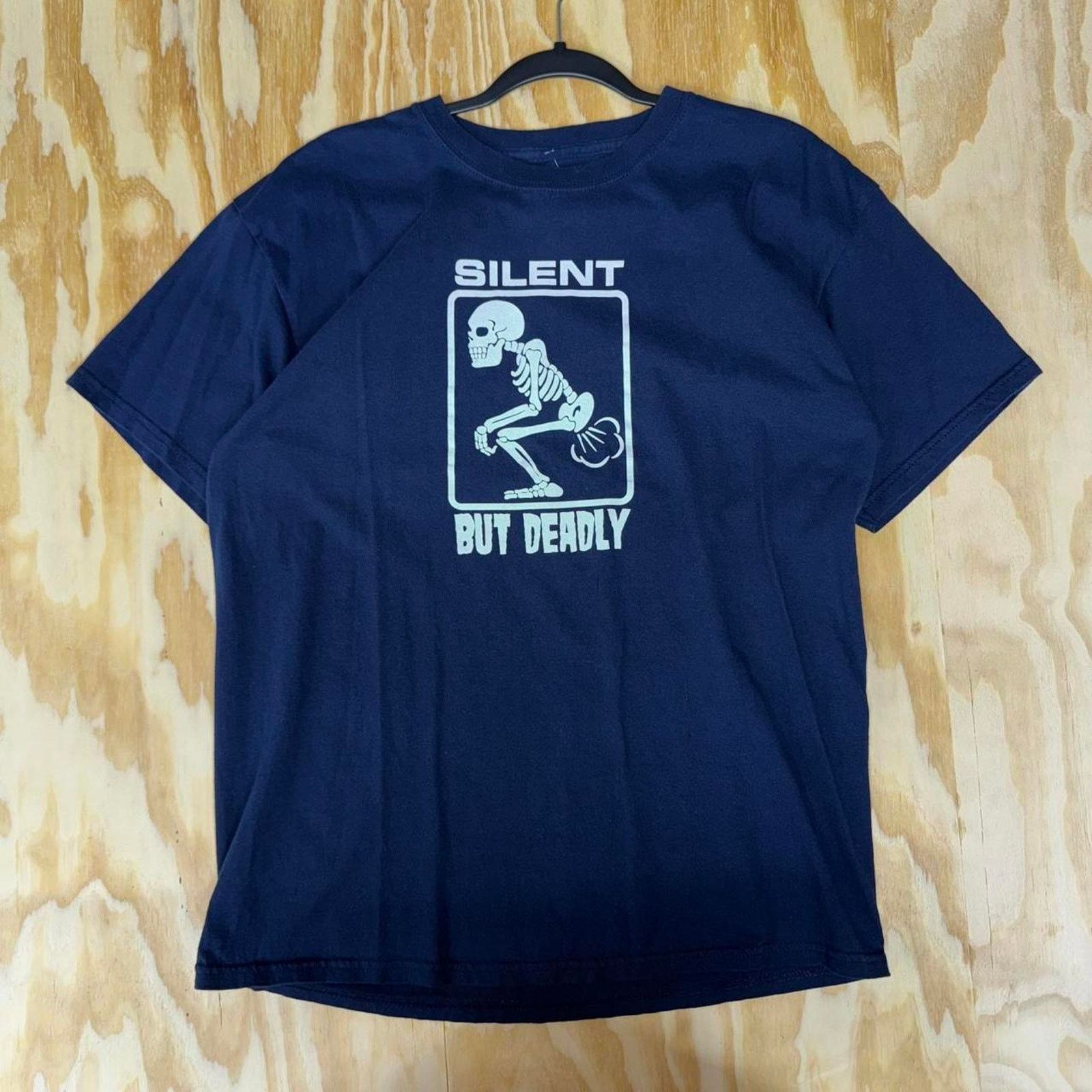 Vintage Vintage y2k silent but deadly 2000s skull fart funny t-shirt Size US L / EU 52-54 / 3 - 1 Thumbnail