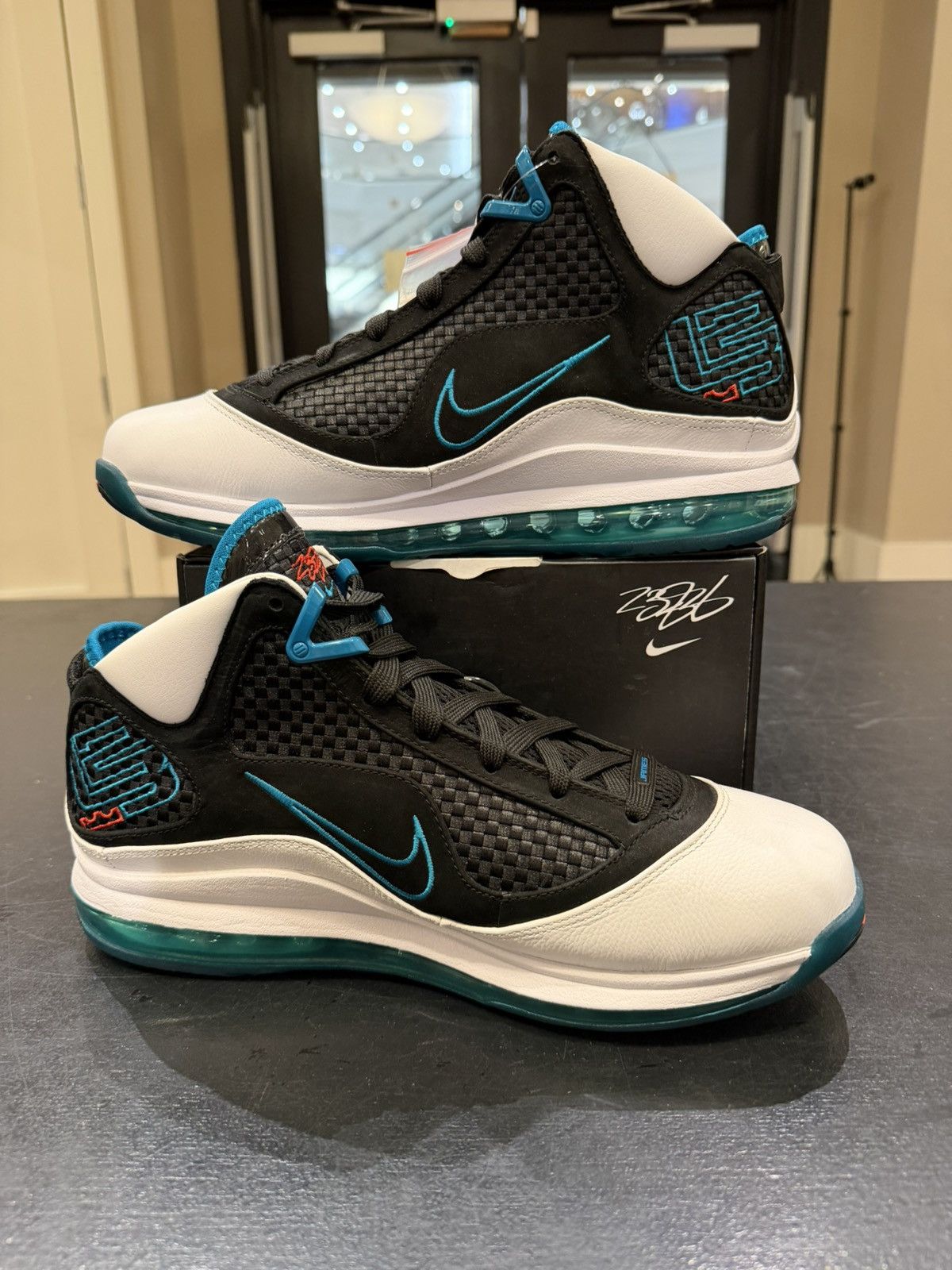 Nike Nike Lebron 7 ‘Red Carpet’ Size US 10.5 / EU 43-44 - 2 Thumbnail