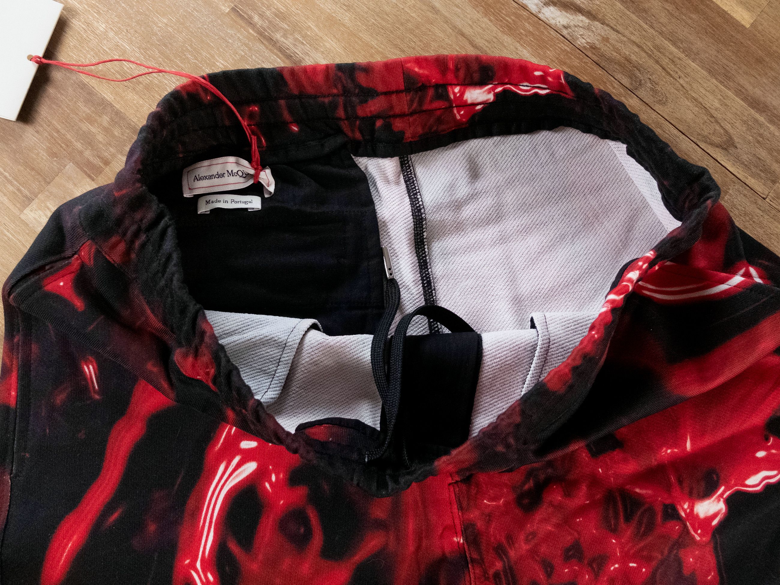 Alexander McQueen ALEXANDER MCQUEEN red & black Wax Floral shorts Medium NWT Size US 32 / EU 48 - 6 Thumbnail