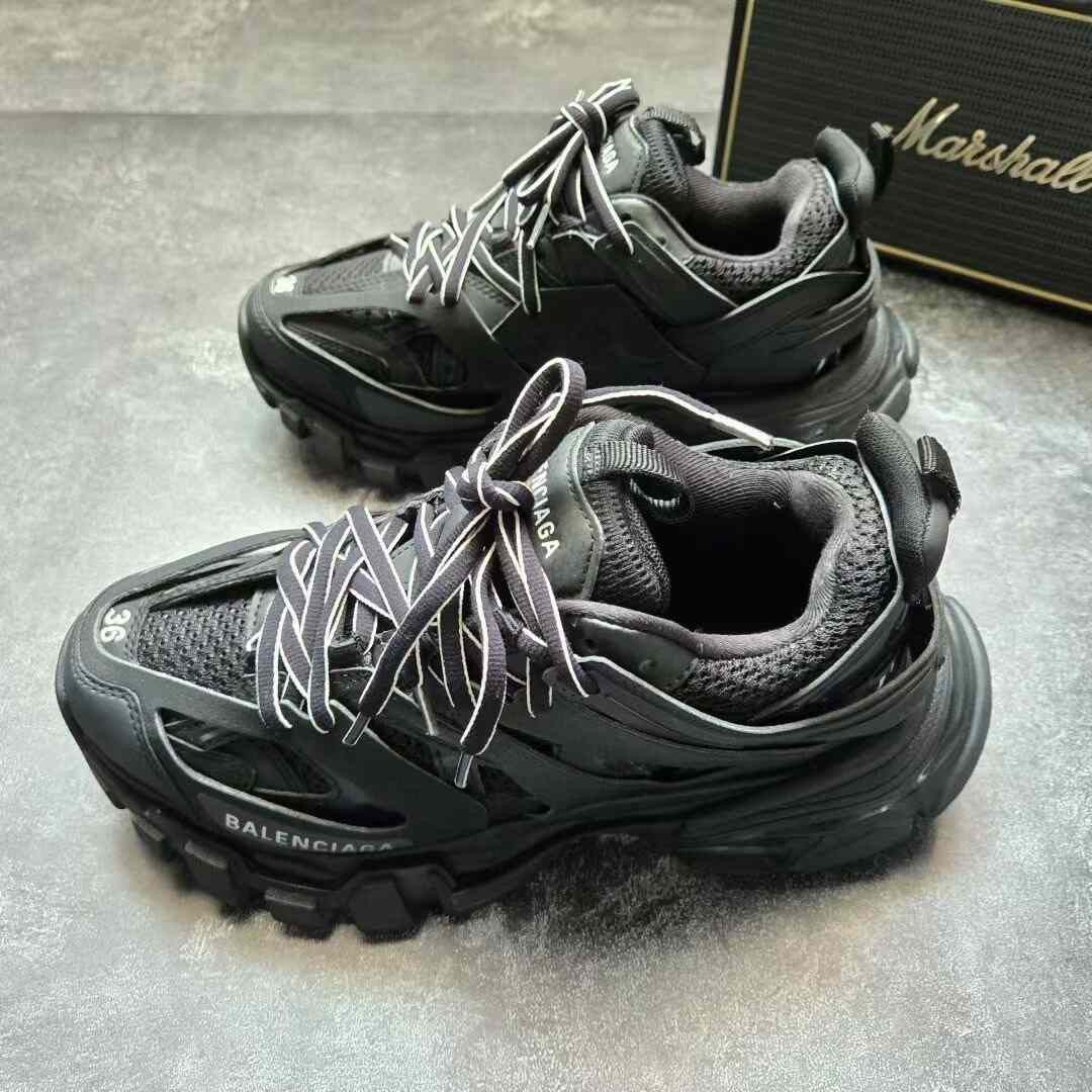 Balenciaga Balenciaga Gold Lowtop Sneakers 36 Women Size US 6 / IT 36 - 1 Thumbnail