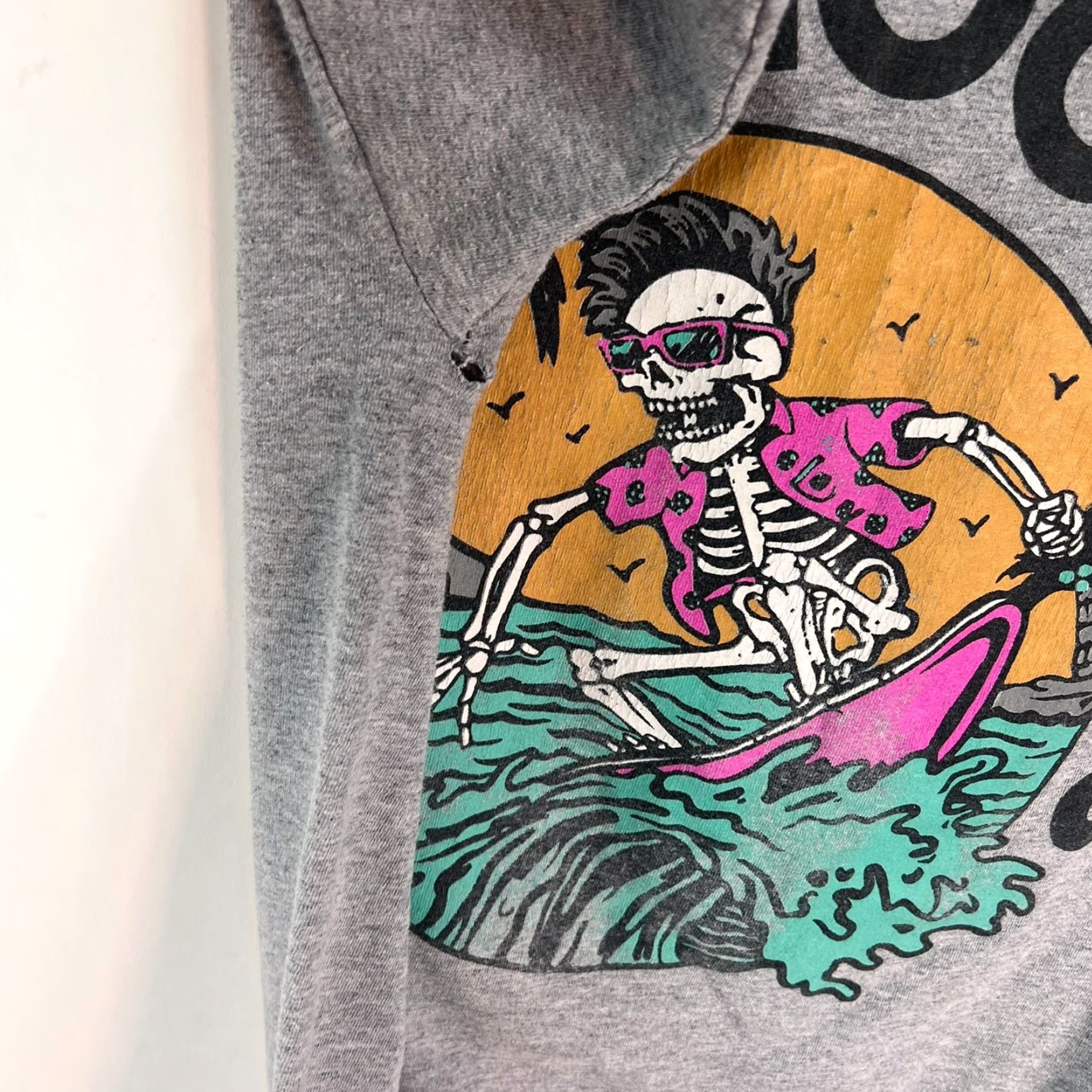 Vintage Good Vibes Tee Shirt Mens Size M Gray Skeleton Surfing 2 Sided Graphics Vintage Shirt M Mens Gray Good Vibes Surfer 90s Size US M / EU 48-50 / 2 - 5 Thumbnail
