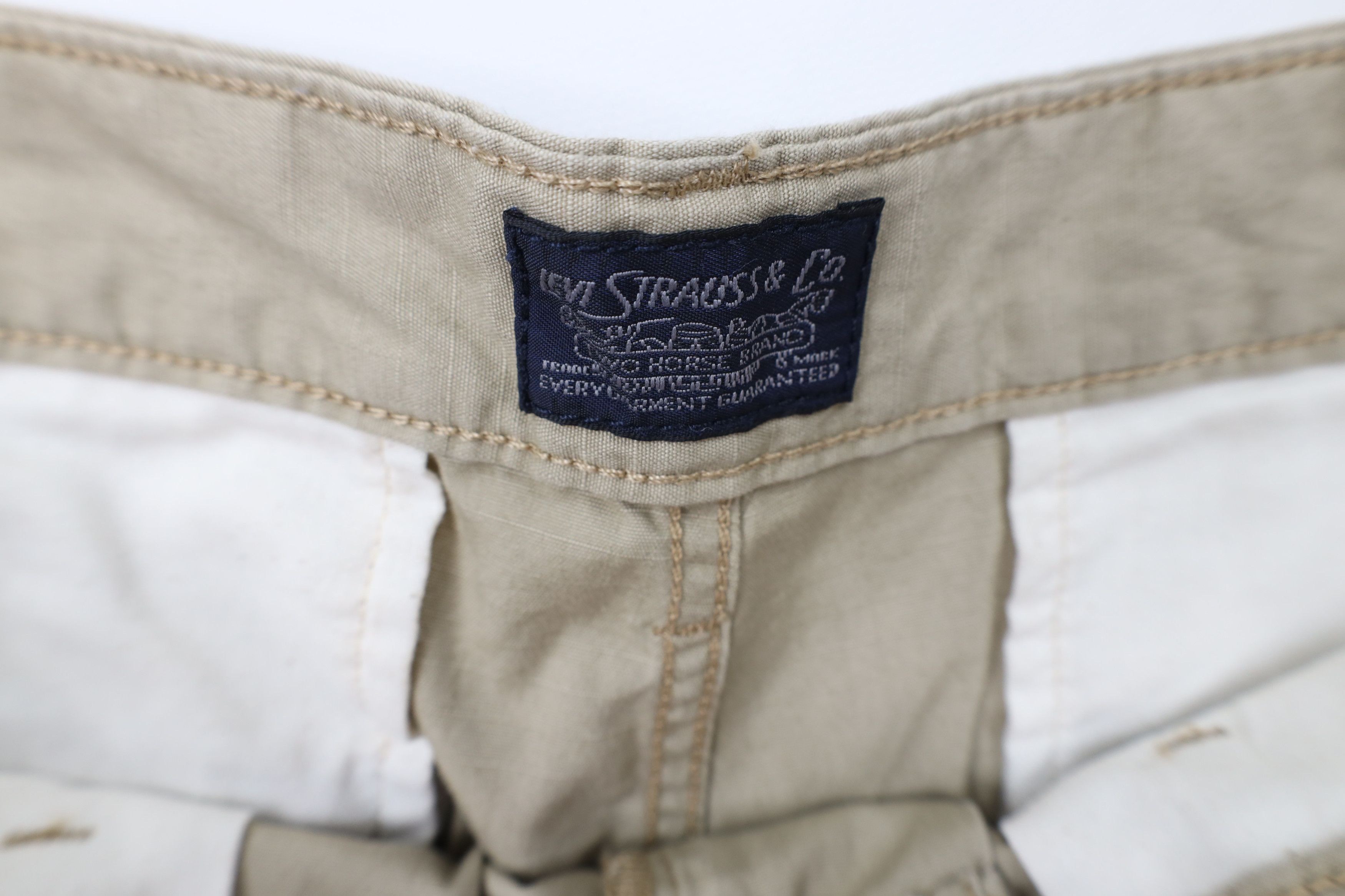 Levi's × Vintage Vintage Y2K Levis Relaxed Fit Cargo Shorts Beige Cotton Size US 32 / EU 48 - 6 Thumbnail