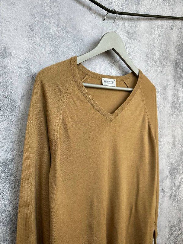 John Smedley John Smedley Camel Brown V-Neck Wool Sweater Made in England Size M / US 6-8 / IT 42-44 - 3 Thumbnail
