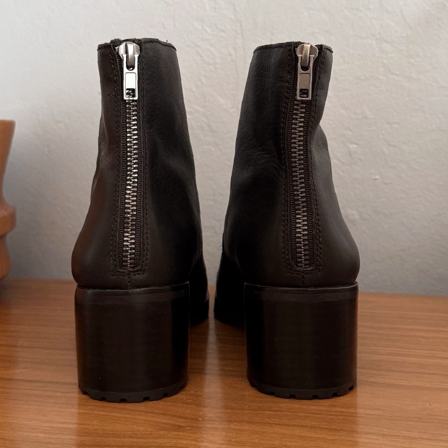Madewell Madewell Boots Adult Women 9.5 Black Lugsole Leather Ankle Boots Back Zip Square Toe Cushioned Lined Size US 10 / IT 40 - 6 Thumbnail