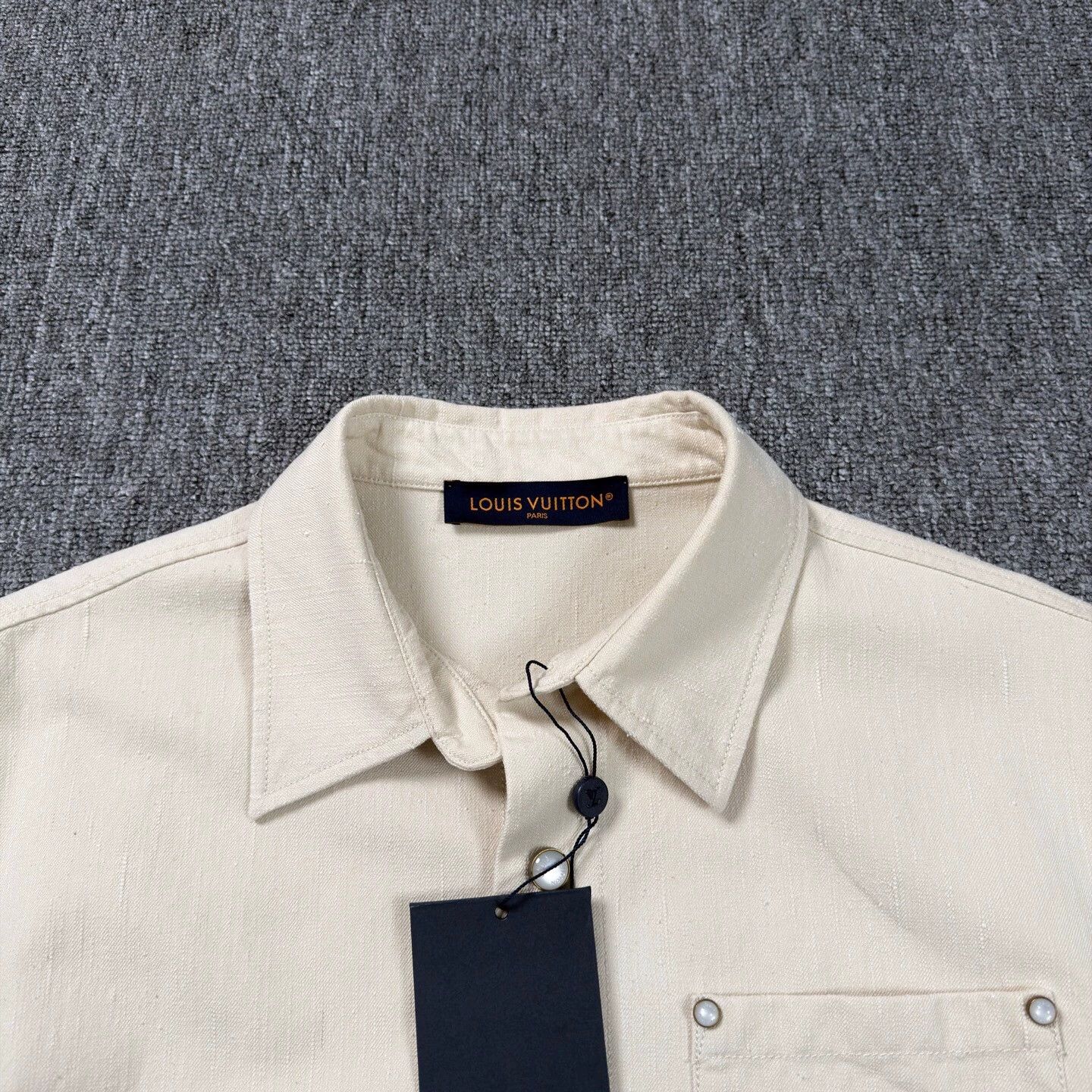 Louis Vuitton LV 25 Beige Leather Logo Short-Sleeve Shirt L Near New Size US L / EU 52-54 / 3 - 3 Thumbnail