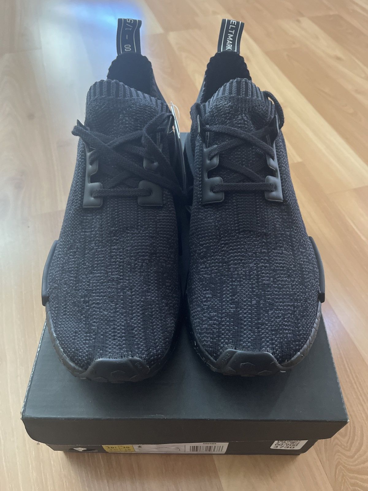 Adidas nmd r1 pitch black deals