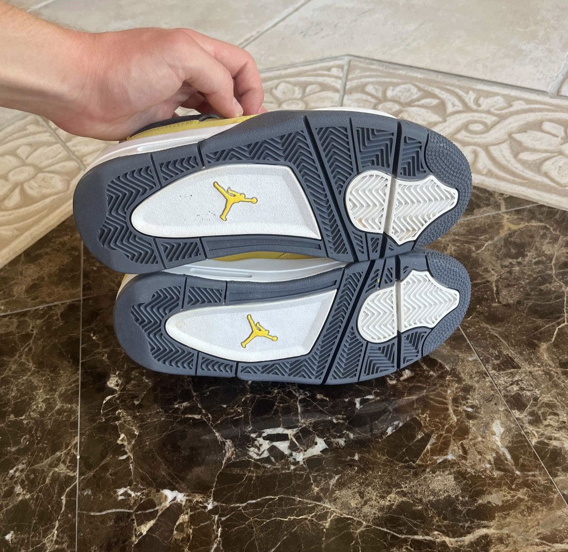 Jordan Brand Air Jordan 4 Retro GS “Lightning” 2021 size 5.5Y Size US 5.5 / EU 38 - 6 Thumbnail