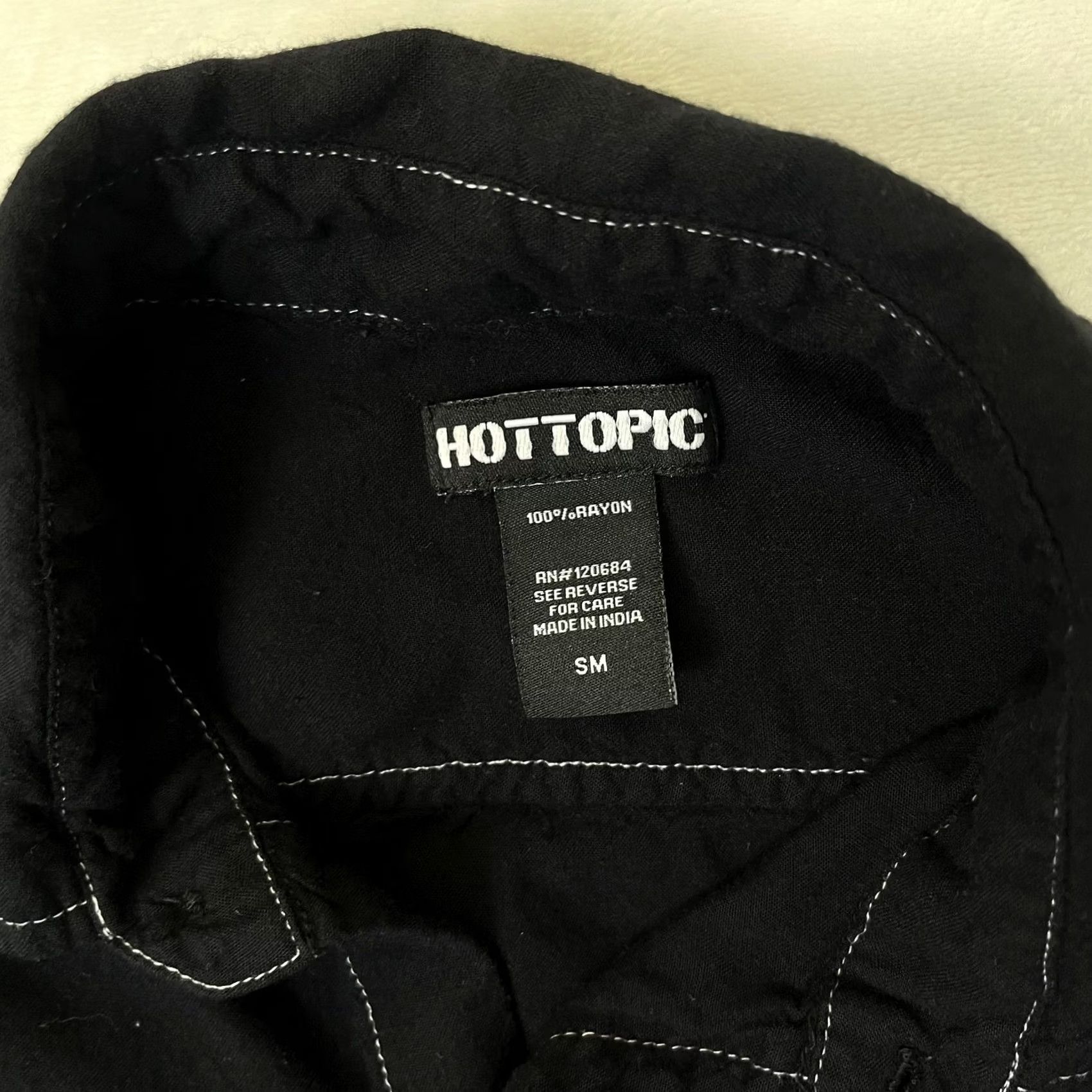 Hot Topic Hot Topic Mens Black Solid Short Sleeve Button-Front Shirt Small S Rayon Casual Goth Summer Size S / US 4 / IT 40 - 2 Thumbnail