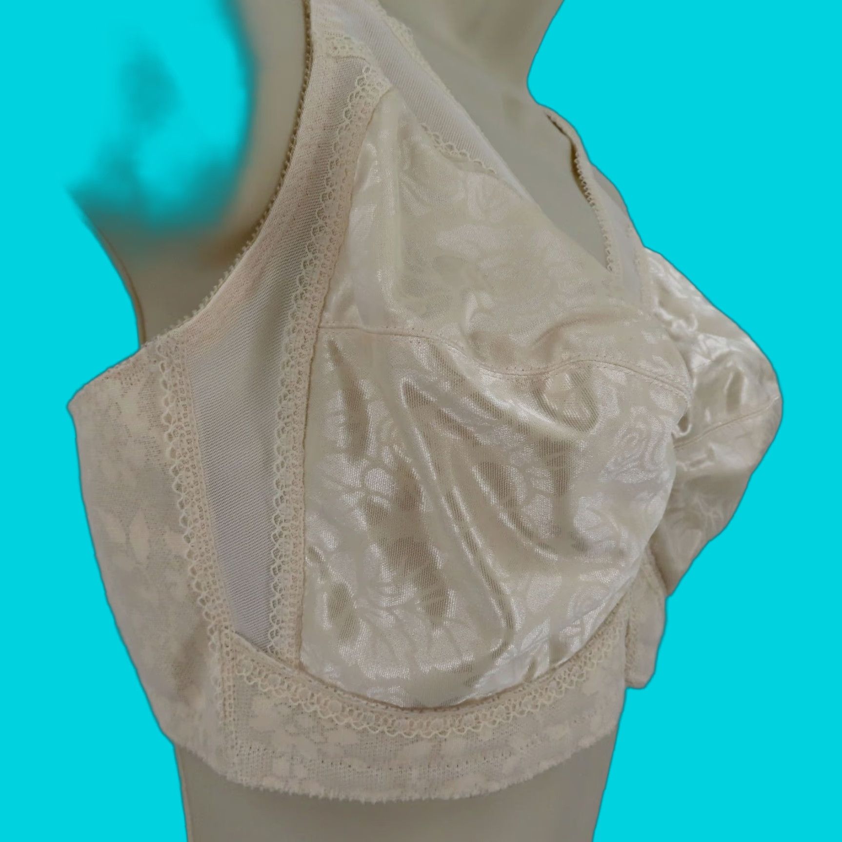 Vintage Playtex 38D Bra 18 Hour Ultimate Shoulder Comfort Wireless Beige Floral Flower T-Shirt Bra Women Size ONE SIZE - 1 Thumbnail