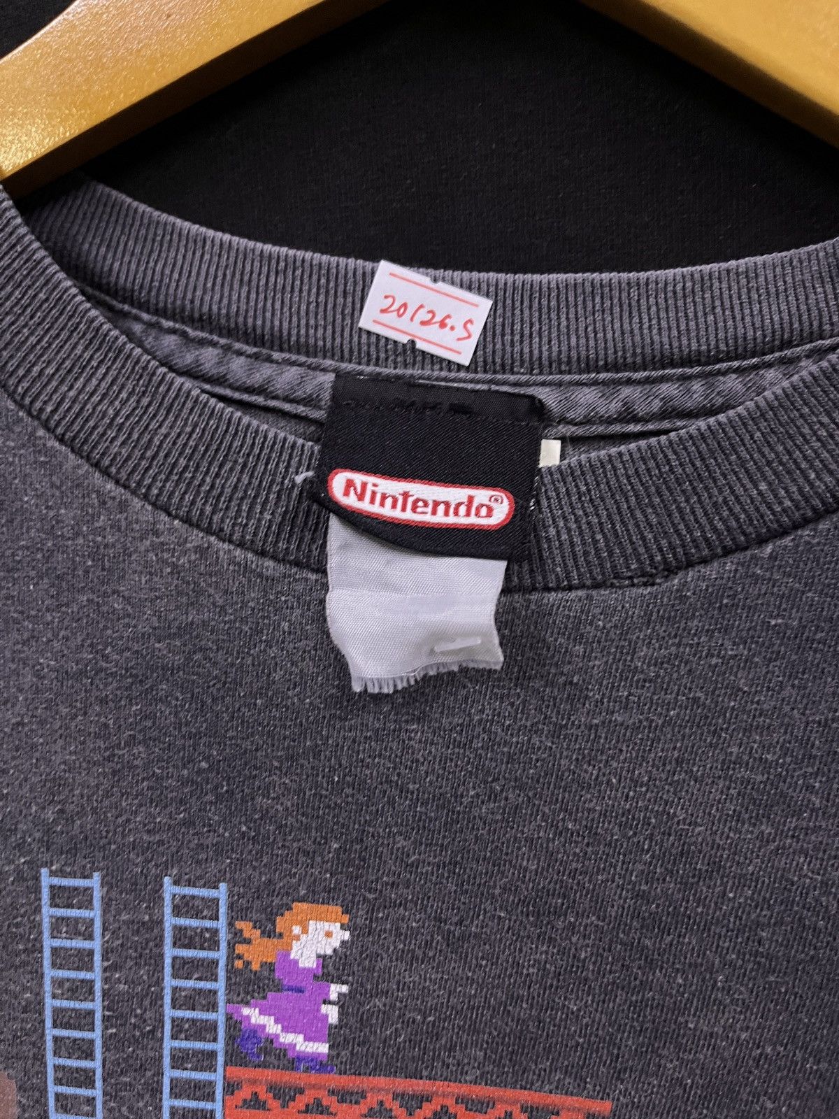 Vintage SUN FADED 2006 NINTENDO DONKEY KONG TSHIRT Size US M / EU 48-50 / 2 - 4 Thumbnail