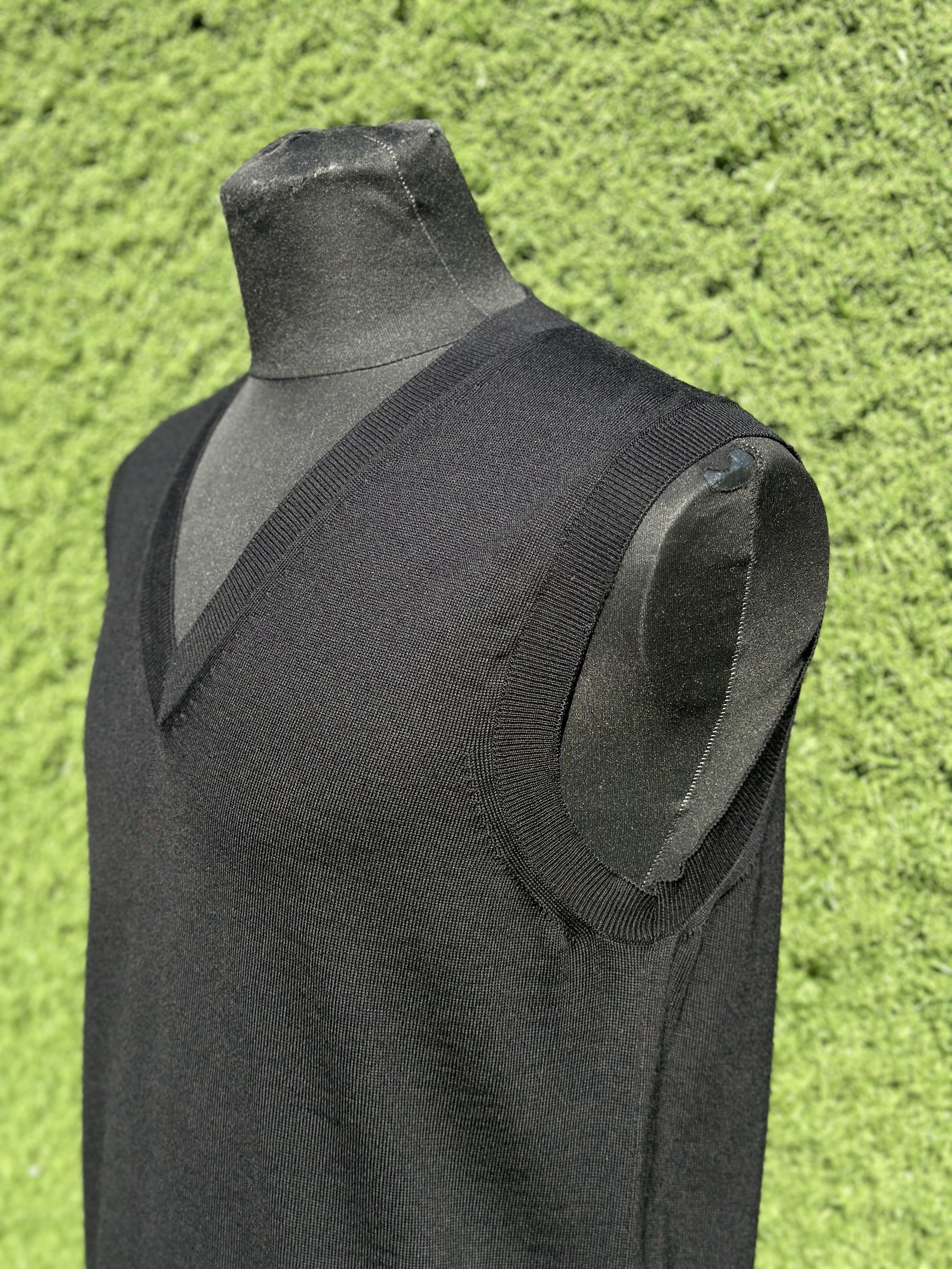 Prada Prada Virgin Wool Fine Knit V Neck Sweater Vest Size 50 IT Size US M / EU 48-50 / 2 - 8 Thumbnail