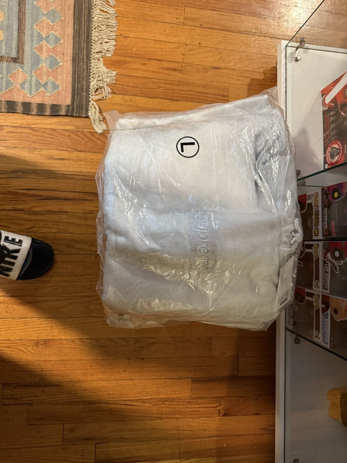 MM6 Supreme MM6 white box logo Size US L / EU 52-54 / 3 - 1 Thumbnail