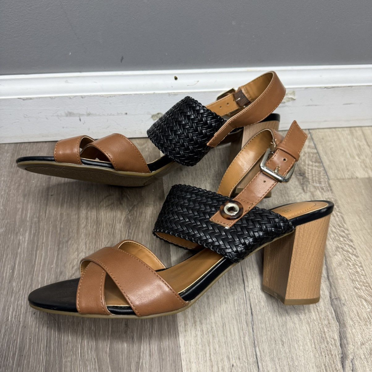 Other Bandolino Two-Tone Brown and Black Woven Strap Sandals Size US 9 / IT 39 - 2 Thumbnail