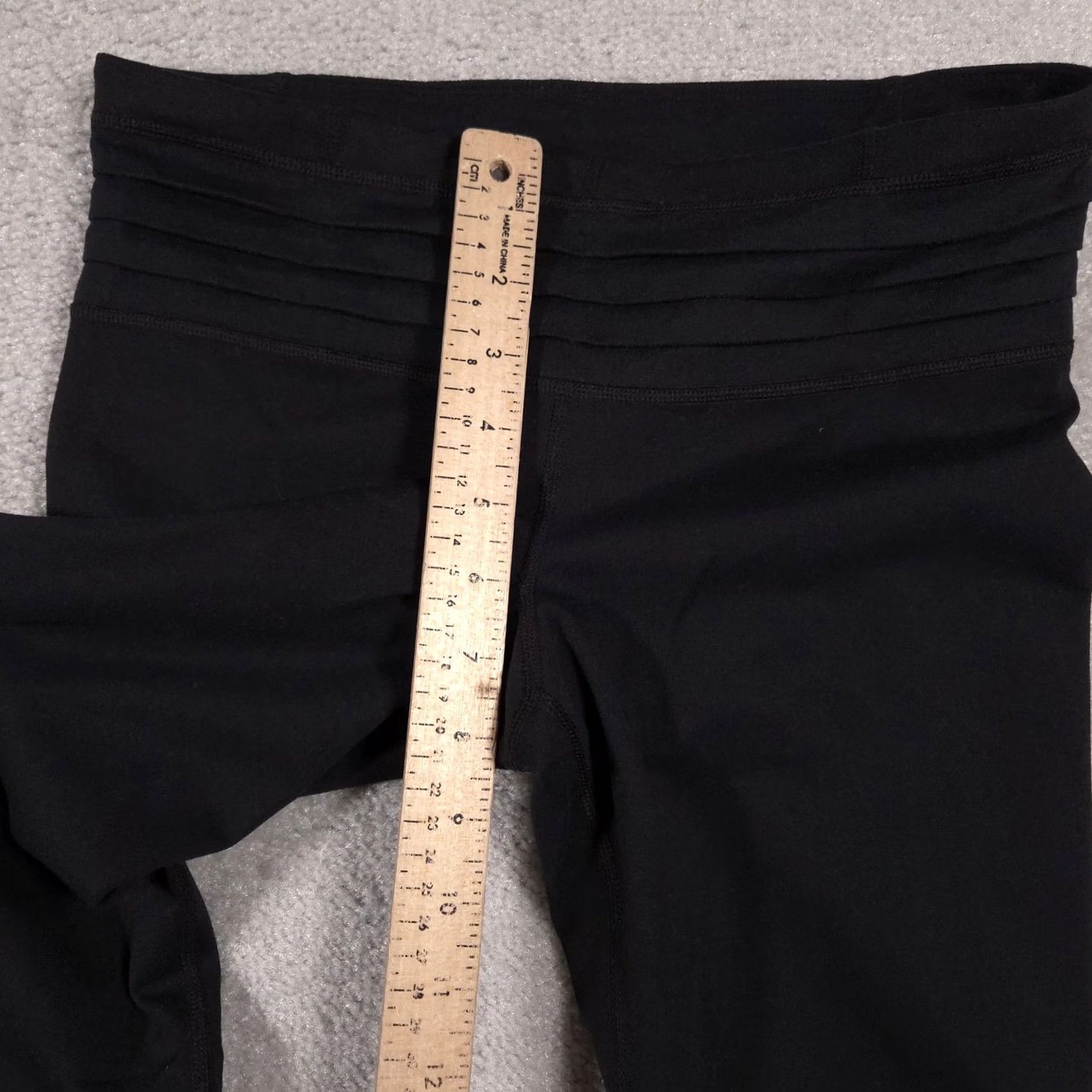 Under Armour Under Armour Leggings Womens Small AllSeason Gear Cropped Yoga Activewear Gym Black Capri Short Inseam 19in Womens/S Size 28" / US 6 / IT 42 - 7 Thumbnail