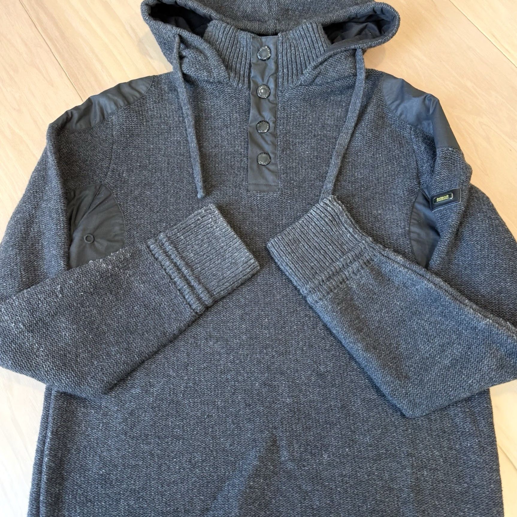 Barbour Barbour Wool Sweater Small Dark Gray Hooded Pullover Casual Workwear Mens Knit Logo 90s Vintage not required Size US S / EU 44-46 / 1 - 6 Thumbnail