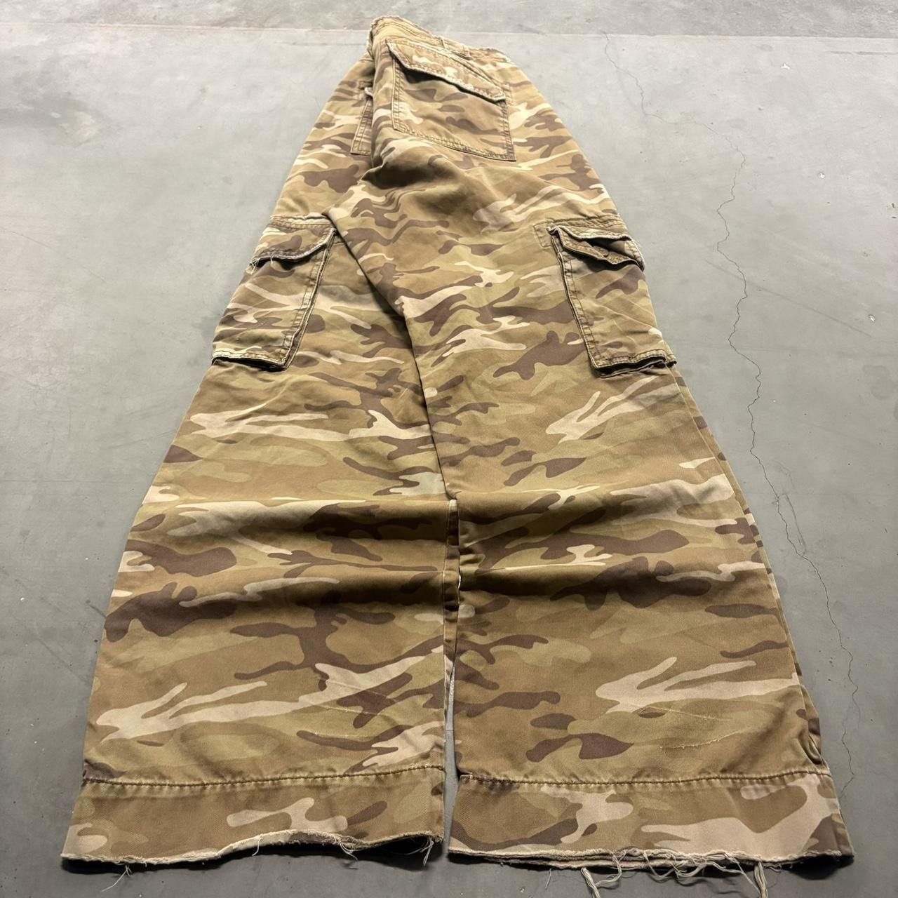 Old Navy Crazy Vintage Y2K/2000s Super Baggy Wideleg Old Navy Camo Skater Cargo Pants! Size US 34 / EU 50 - 4 Thumbnail