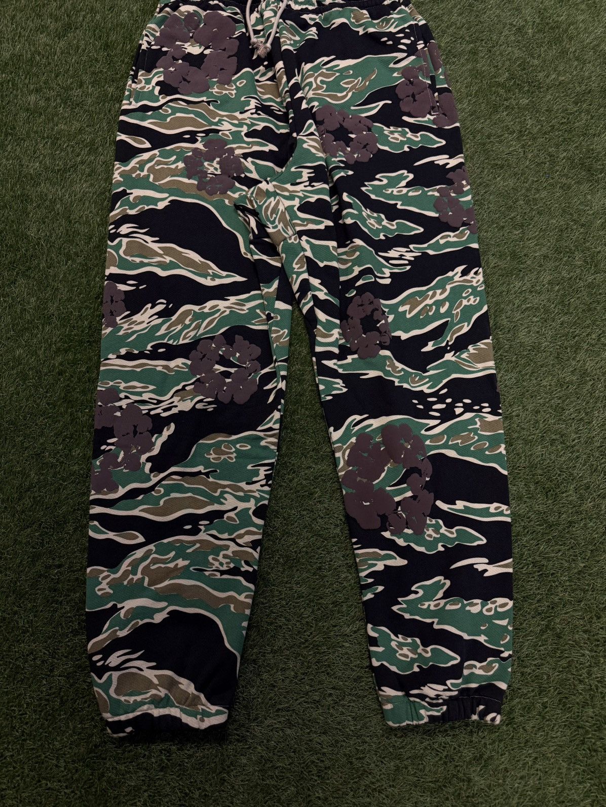 DENIM TEARS Denim Tears Cotton Wreath Camo Sweatpants Size XXL NEW Size US 36 / EU 52 - 2 Thumbnail