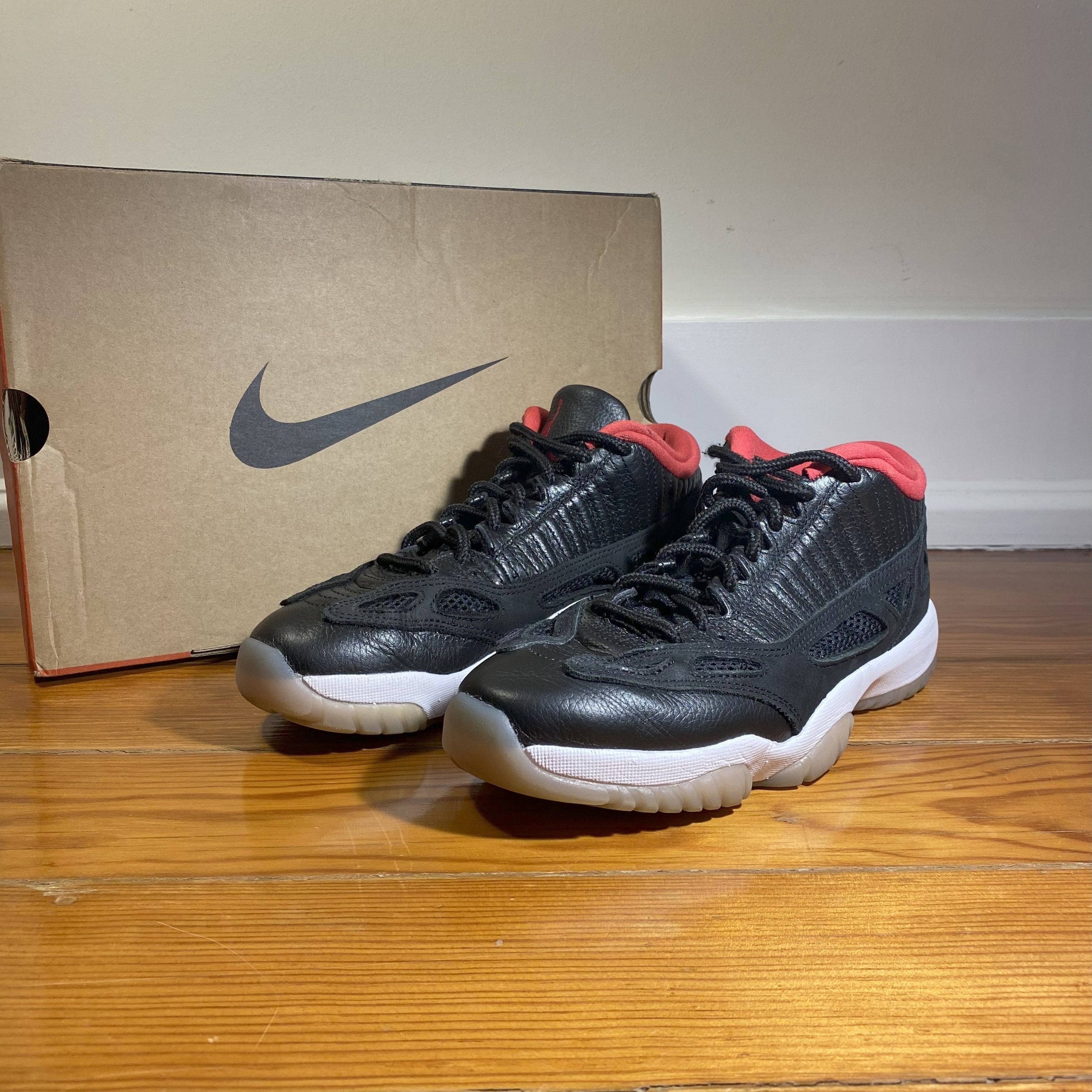 Air Jordan 11 Retro Low IE Bred - Main Image