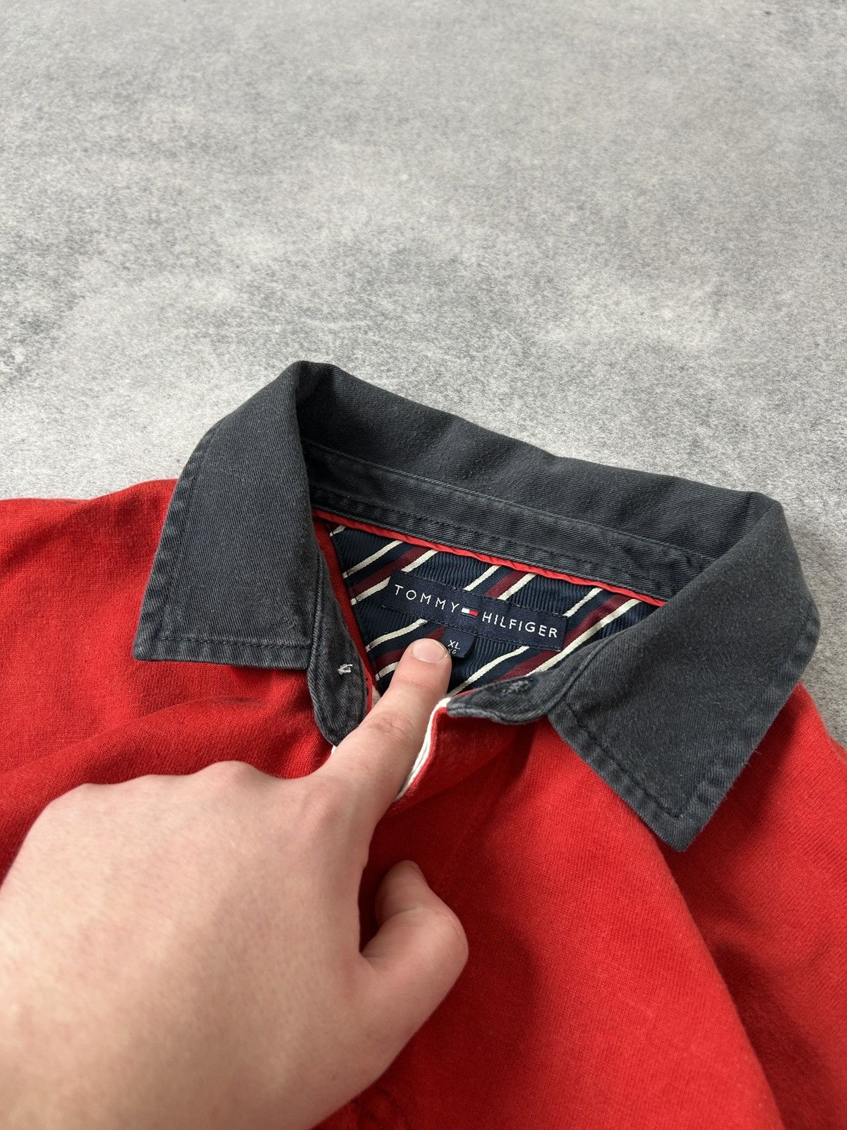 Tommy Jeans Vintage Tommy Hilfiger big logo Rugby jersey mens red Size US XL / EU 56 / 4 - 5 Thumbnail