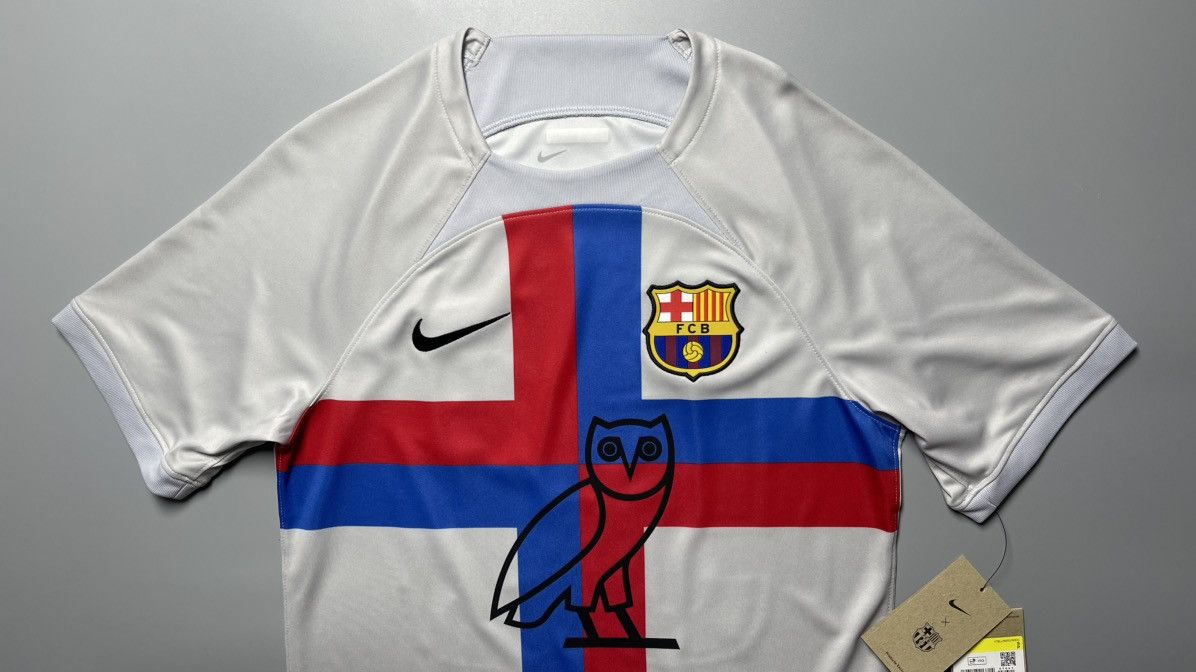Vintage BARCELONA NIKE 2022/2023 FOOTBALL THIRD JERSEY OVO #50 DRAKE Size US S / EU 44-46 / 1 - 3 Thumbnail