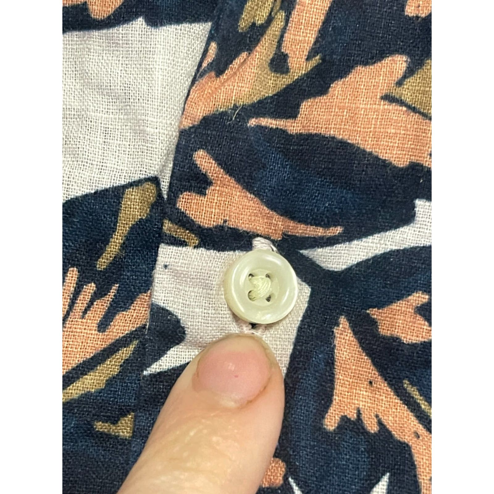 Tommy Hilfiger Tommy Hilfiger Shirt Mens XXL Black White Tan Button Up Leaves Allover Print Colorful Shirt Size US XXL / EU 58 / 5 - 5 Thumbnail