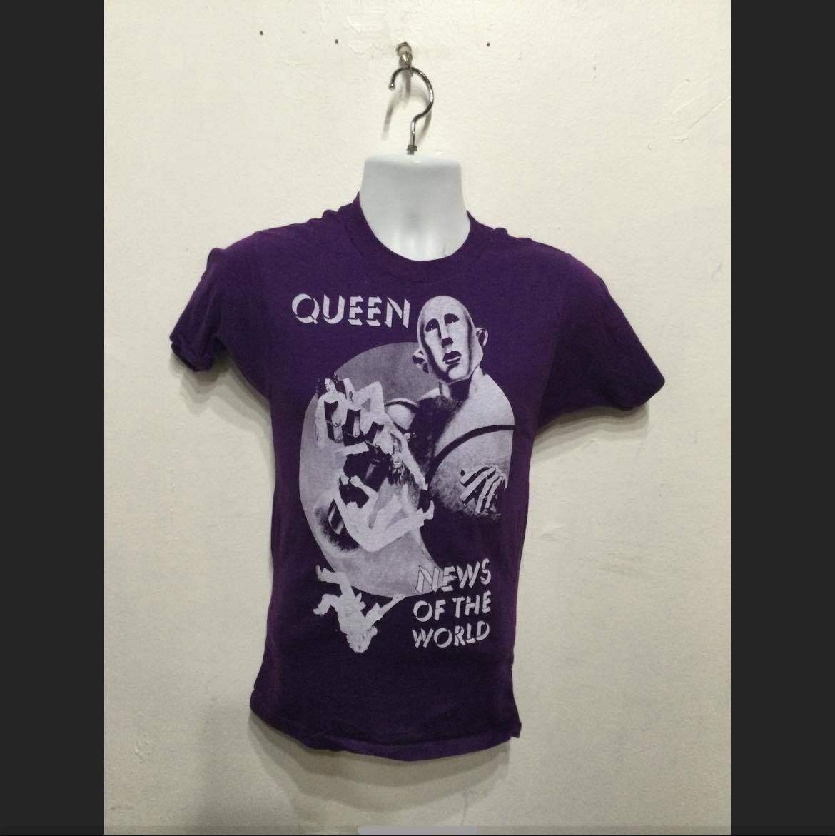 Vintage 1977 Queen "News of the World" Tour Tee Size US S / EU 44-46 / 1 - 7 Thumbnail