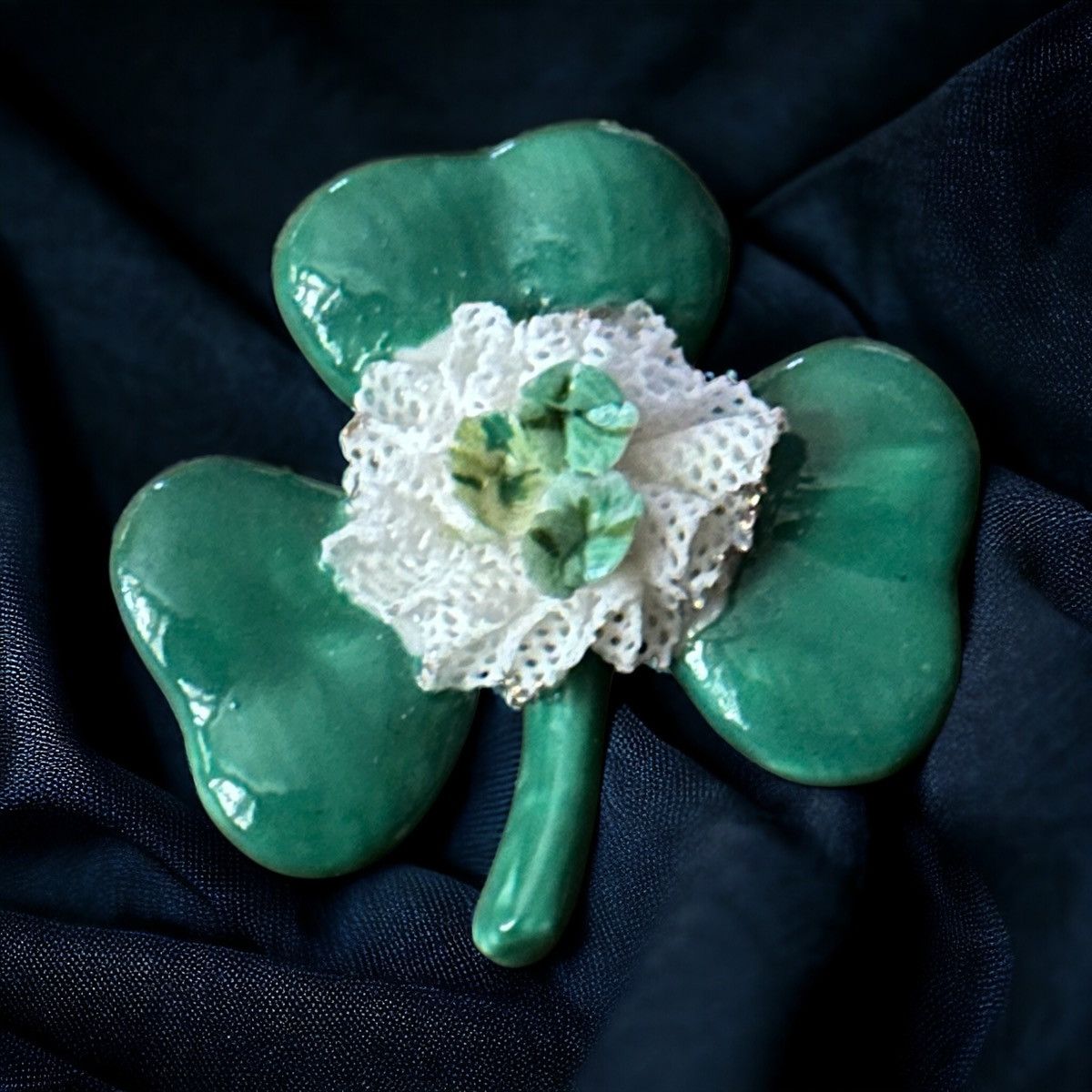 Vintage Vintage porcelain shamrock brooch Size ONE SIZE - 1 Thumbnail