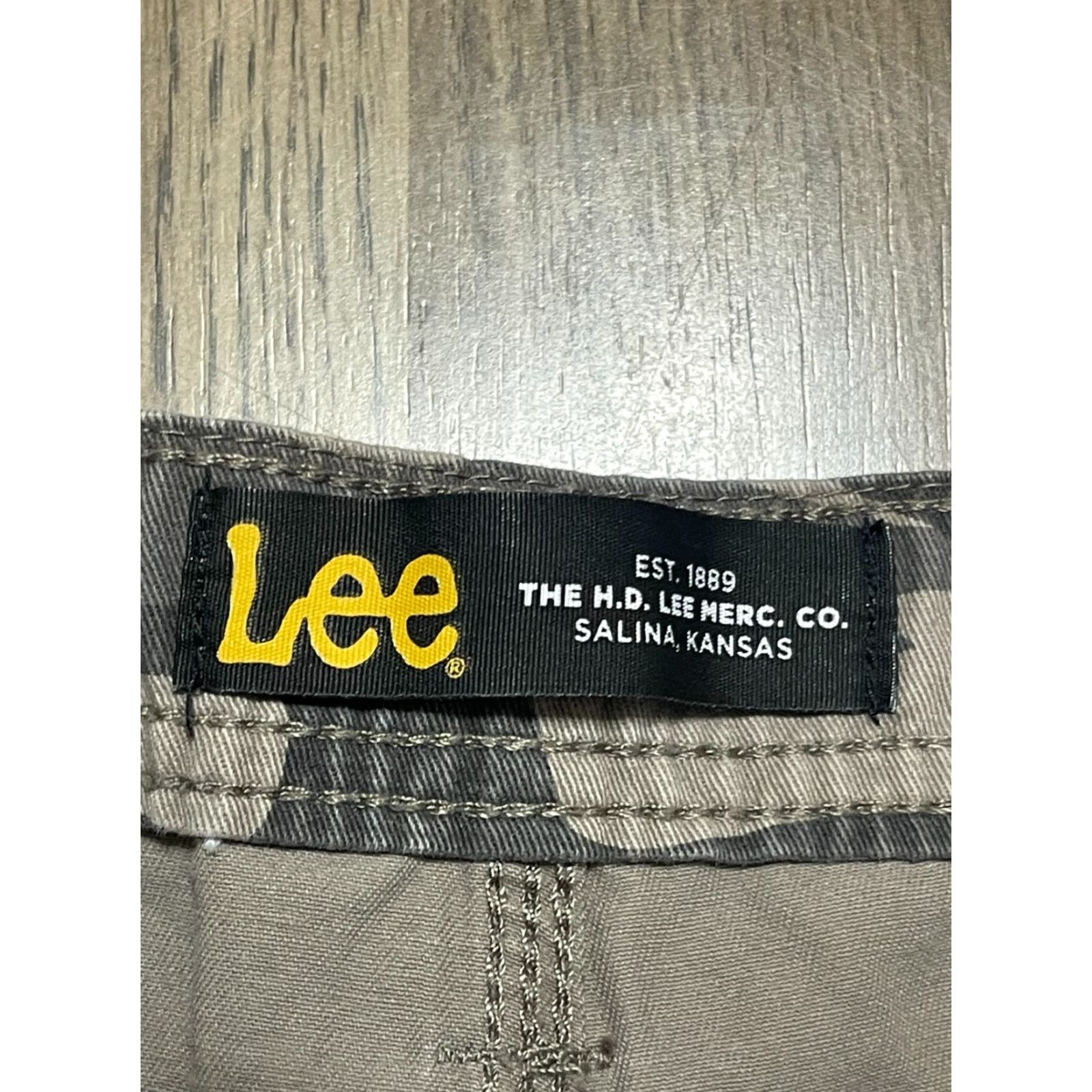 Lee **Lee Men's Size 48 Camouflage Shorts, Brown Green, Khaki, Pockets** User: **Lee Men's Size 48 Camo Shorts, Brown Green, Khaki, Pockets** Size US 32 / EU 48 - 5 Thumbnail