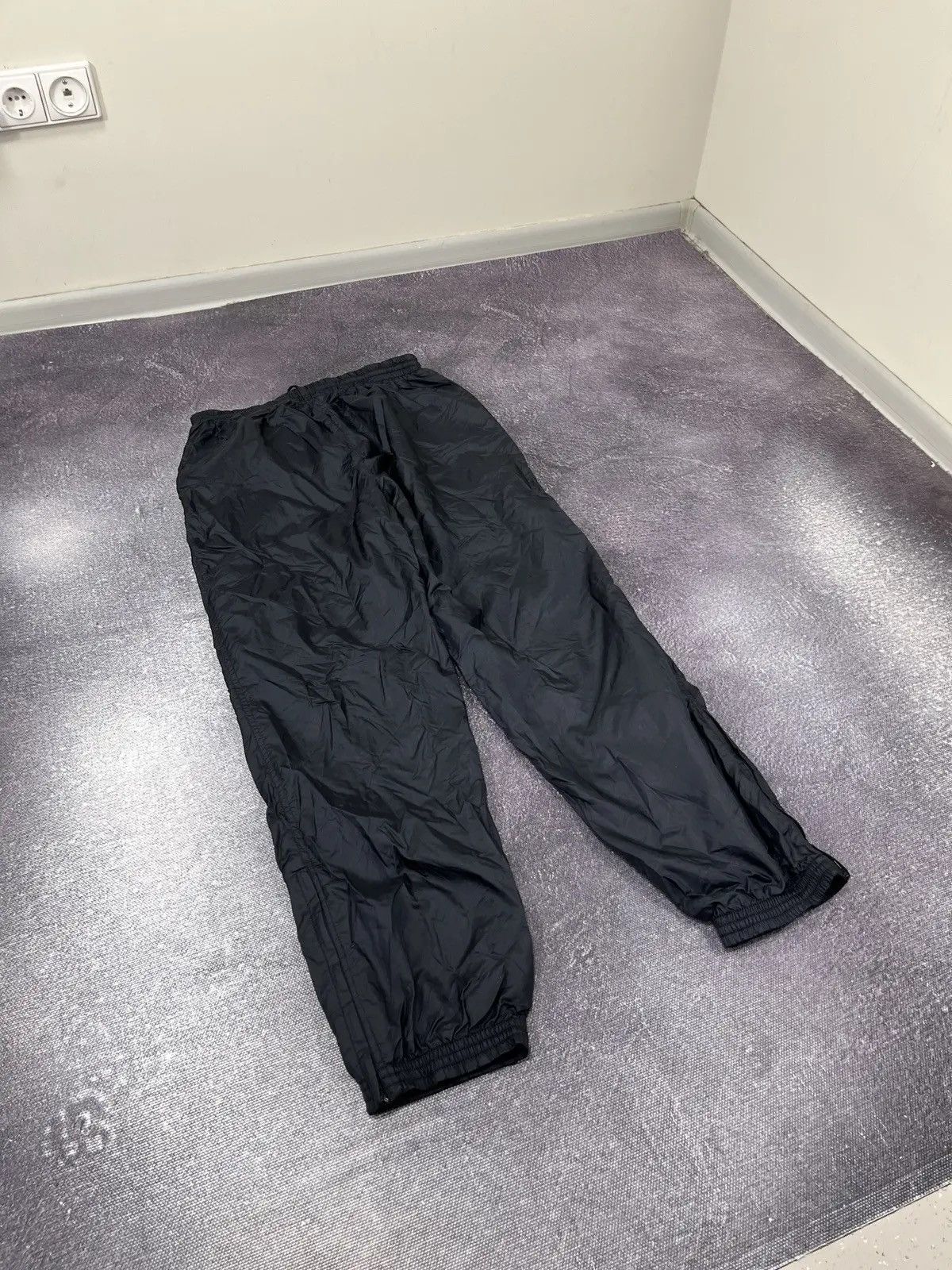 Nike × Vintage Vintage 90s Nike Swoosh Retro Hype Black Nylon Track Pants Size US 32 / EU 48 - 13 Thumbnail