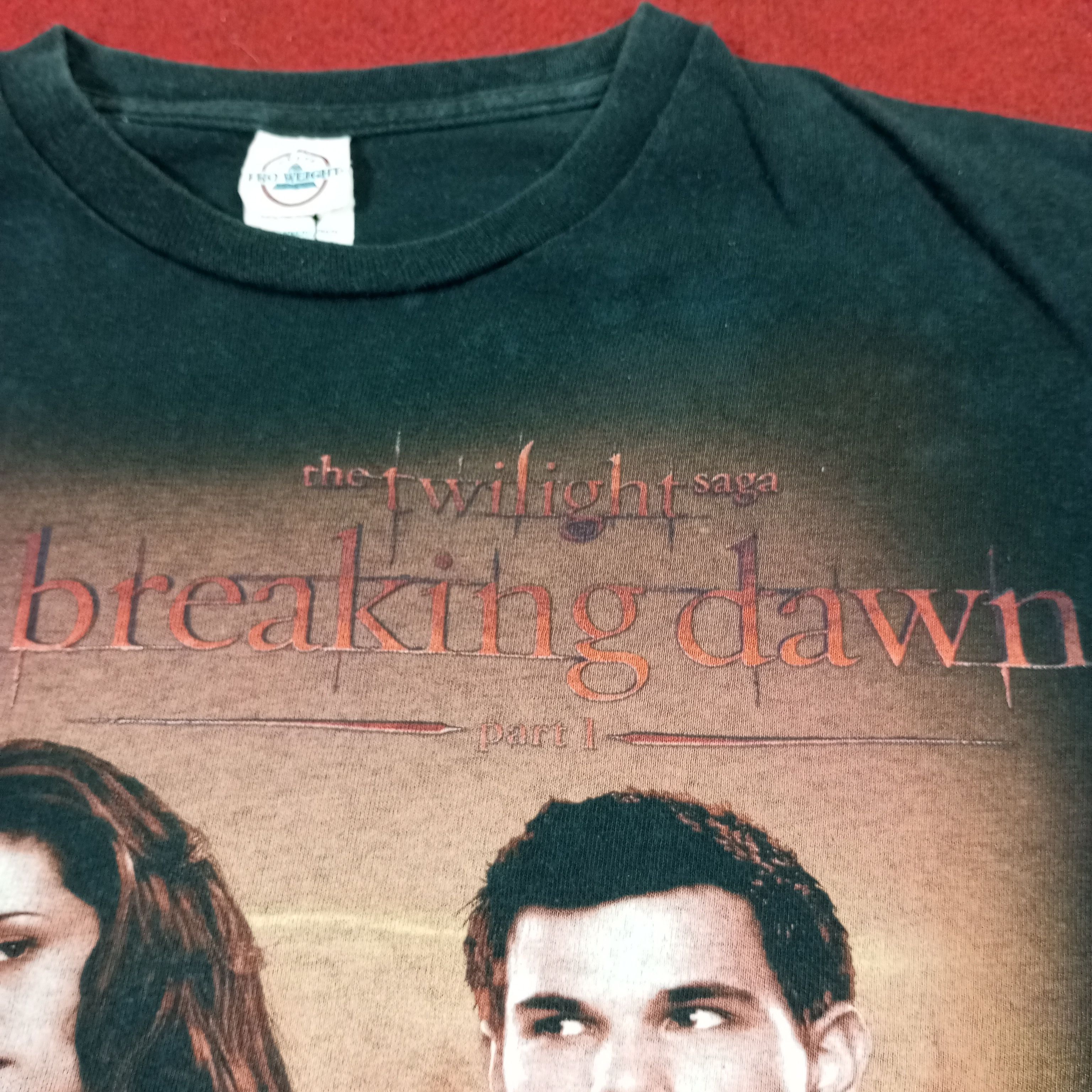 Vintage Twilight Saga Movie Tshirt Edward Jacob Size US M / EU 48-50 / 2 - 12 Thumbnail