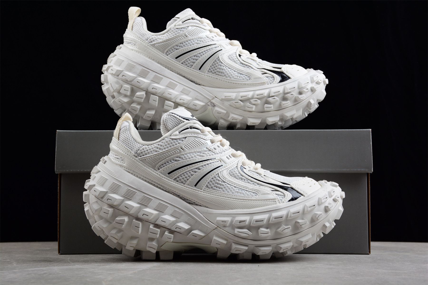 Balenciaga o1srvl11e1124 Bouncer Sneakers in White Size US 9 / IT 39 - 4 Thumbnail