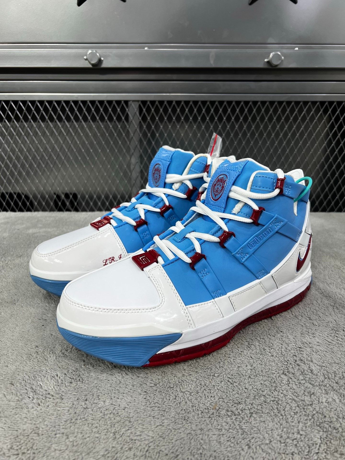 Nike Nike LEBRON 3 Blue Lowtop Sneakers 44 Men Size US 10.5 / EU 43-44 - 1 Thumbnail