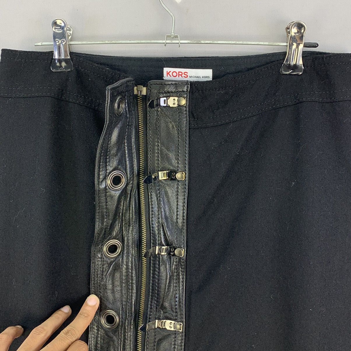 Michael Kors Michael Kors Vintage Black Midi Skirt Front Buckle Strap Size 28" / US 6 / IT 42 - 7 Thumbnail