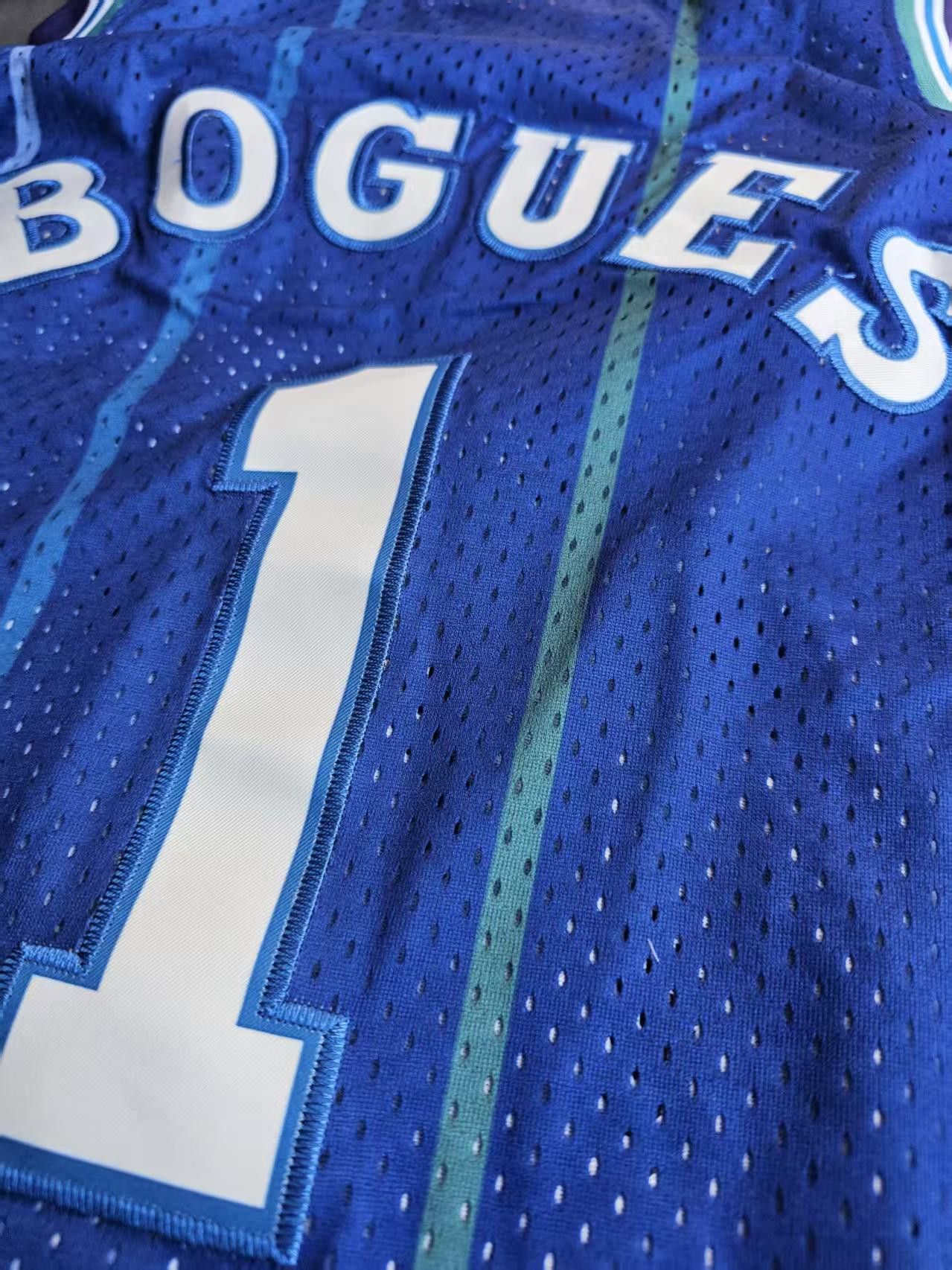 NBA #1 Tyrone Bogues Jersey Hornets 1994 95 Size US L / EU 52-54 / 3 - 3 Thumbnail
