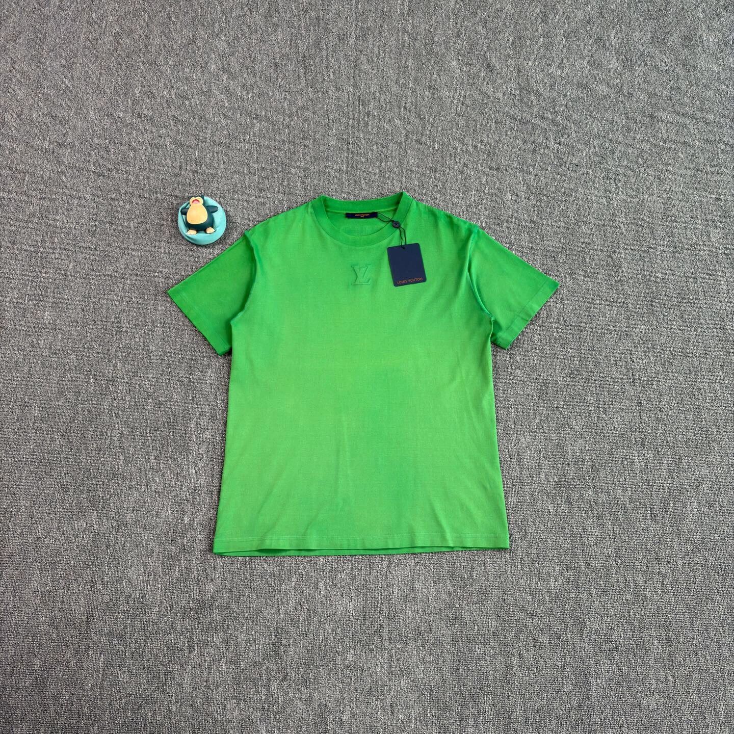 Louis Vuitton LV Embossed Logo Green Short Sleeve M Near New Size US M / EU 48-50 / 2 - 1 Thumbnail