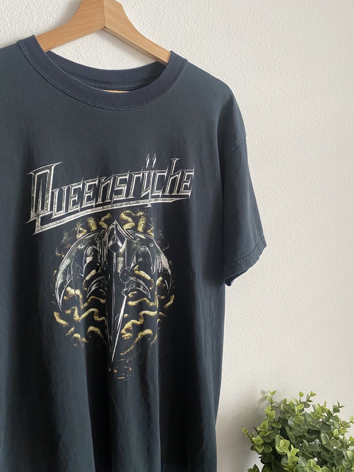 Band Tees Vintage 00s Queensryche Faded Band Tee Size US L / EU 52-54 / 3 - 4 Thumbnail