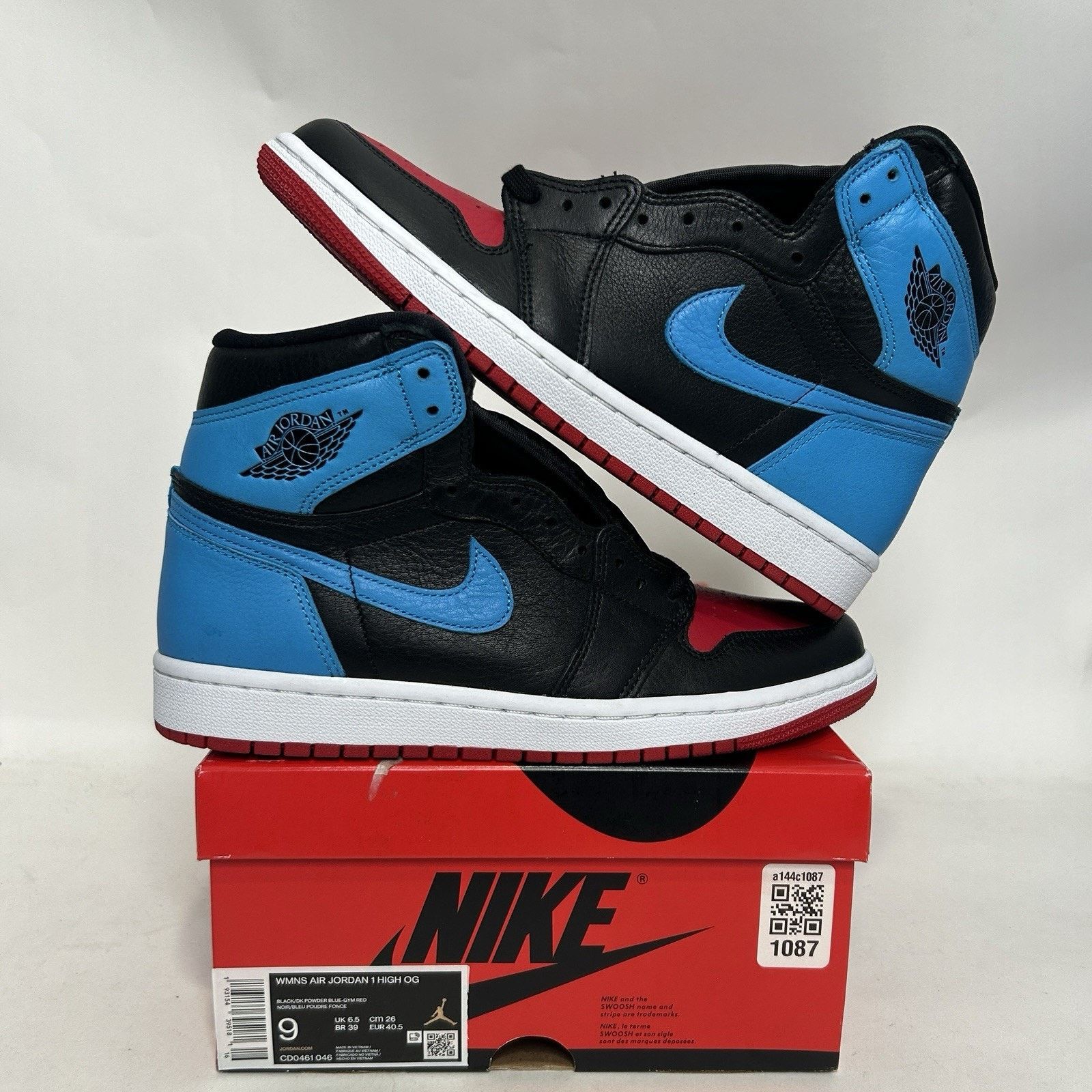 Jordan Brand Nike Air Jordan 1 Retro High WMNS “UNC To Chicago” Size US 9 / IT 39 - 1 Thumbnail