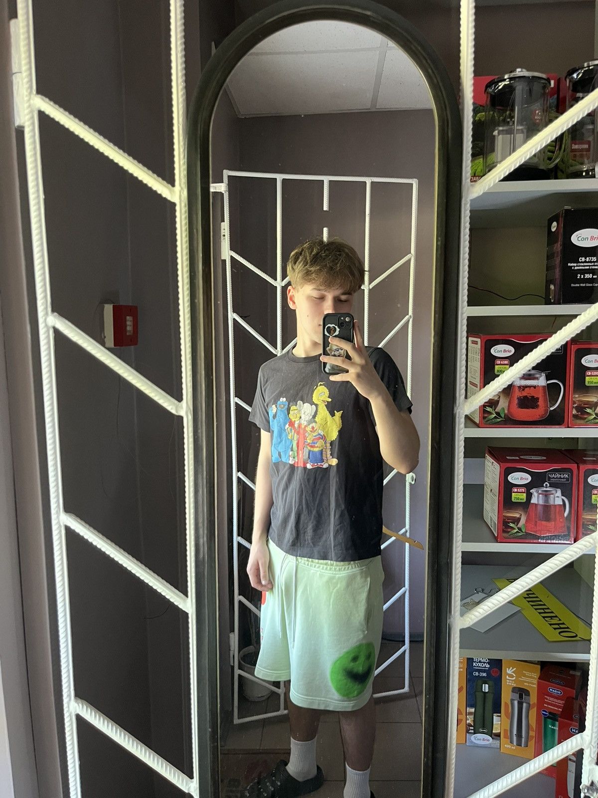 Kaws × Uniqlo Kaws Sesame Street Uniqlo Tee Size US M / EU 48-50 / 2 - 6 Thumbnail