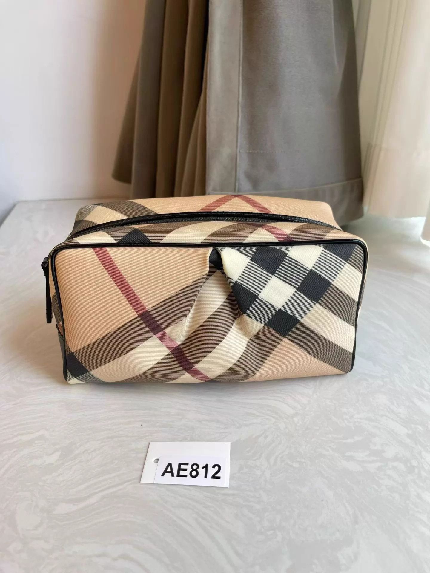 Burberry Burberry Check Toiletry Bag 21x11x9 Brand New AE812 Size ONE SIZE - 1 Thumbnail